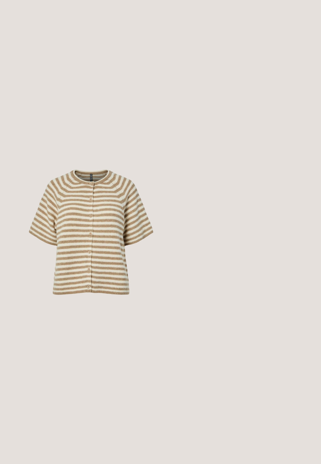 Cárdigan de punto de manga corta con rayas horizontales en beige y blanco, escote redondo y cierre frontal con botones.; Camisa corta de manga corta color beige con cuello puntiagudo, presenta un cierre frontal con botones y detalles de solapas grandes en los hombros.; Jeans beige de pierna ancha con cintura alta, bolsillos frontales y costuras en contraste, con cierre de botón y una textura de algodón suave.; Zueco de ante en beige con parte superior texturizada, correa ajustable y una suela de goma robusta con un patrón de tacos para un mejor agarre.; Bolso de cuero marrón oscuro con asas dobles, bolsillo frontal con cremallera y dos detalles verticales con cremalleras laterales sobre un fondo blanco.; Collar de metal en tono dorado que presenta un delicado diseño de cadena enlazada con cierre de resorte, textura suave y coloración uniforme en toda su superficie.