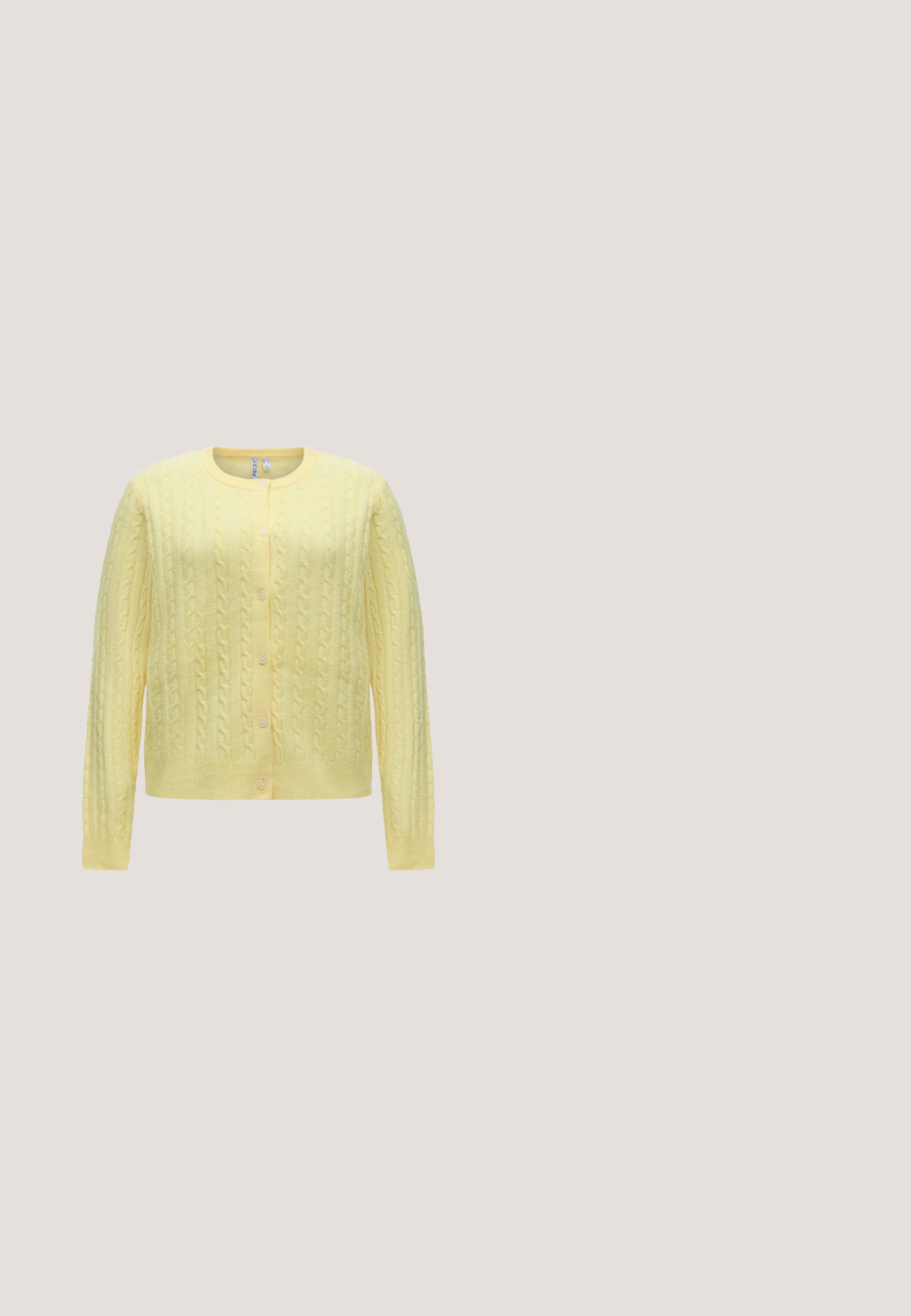 Cárdigan amarillo suave de punto trenzado, con mangas largas, cuello redondo y cierre delantero con cinco botones.; Camiseta sin mangas de canalé en verde oliva claro con detalle de encaje en el escote en V y tirantes delgados ajustables, etiqueta de marca visible en el interior del cuello.; Jeans de mezclilla de corte amplio en azul claro con una cintura alta, dos bolsillos traseros y un ligero desgastado, con costuras en color amarillo.; Zapato de tacón alto con tira trasera marrón con lunares blancos, punta puntiaguda, pequeño lazo y tacón de aguja negro sobre fondo liso.; Bolso de hombro de ante marrón con un solo asa y cierre de cremallera, mostrado contra un fondo claro y liso.; Par de pendientes de aro con forma de corazón abierto en tono dorado sobre un fondo blanco liso.