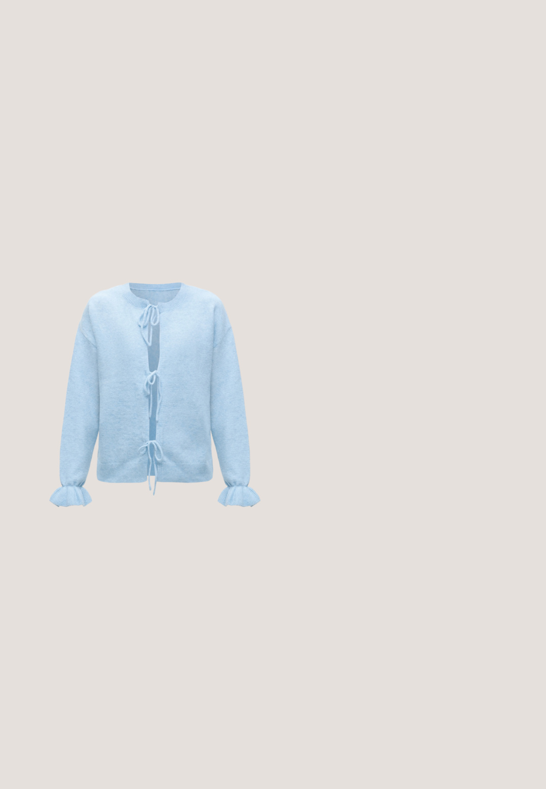 Cardigan tricoté bleu clair à manches longues, trois fermetures à nouer à l'avant et poignets à volants sur fond uni.; Robe rayée en bleu clair et blanc, avec de fines bretelles, un nœud au niveau du décolleté et des boutons sur le devant. Tissu texturé avec un corsage ajusté.; Escarpin rose à bride arrière avec un bout pointu, tige en tissu, découpes arrondies, accents de perles et talon large. Présente un détail de boucle latérale.; Petit sac bandoulière rose pastel avec sangle réglable et détail nœud à l'avant avec extrémités dorées sur un fond uni.; Gants tricotés roses, avec cinq doigts, poignets côtelés, et une texture douce. Conçus pour la chaleur et le confort.; Nœud à cheveux en tissu crème avec un petit charme en forme de couronne argentée au nœud, présenté sur un fond gris clair.