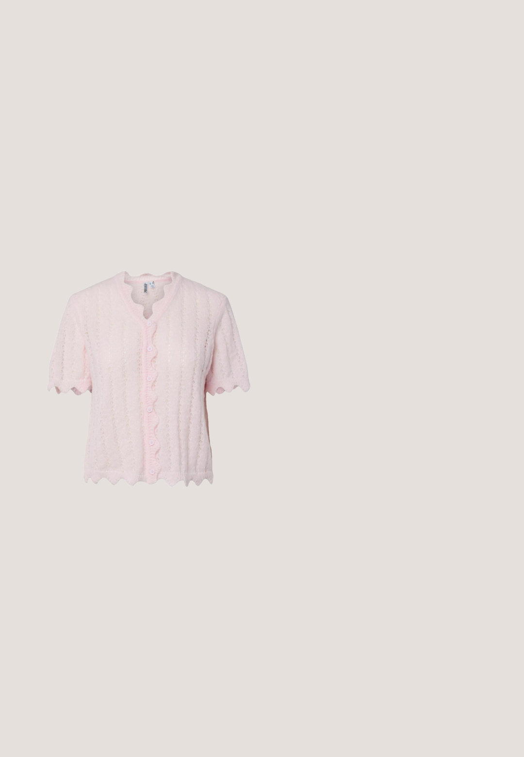 Cardigan court en tricot rose clair avec bords festonnés, encolure ronde, boutons sur le devant et rayures verticales texturées.; Débardeur côtelé rose clair sans manches avec bords festonnés et encolure carrée.; Pantalon rose à jambes larges avec superposition en dentelle florale et taille élastique, tissu semi-transparent, longueur complète.; Chaussures à talons rose satinées avec un bout pointu et un grand nœud sur le devant. Texture lisse et design à talon ouvert.; Sac à main rose avec une poignée supérieure tressée, des finitions en métal argenté, une poche zippée à l'avant et de longues franges sur les côtés ; matériau en simili cuir texturé.; Bracelet en chaîne dorée avec des cœurs en émail rose alternant avec des breloques en forme d'étoile, doté d'une fermeture réglable à mousqueton.