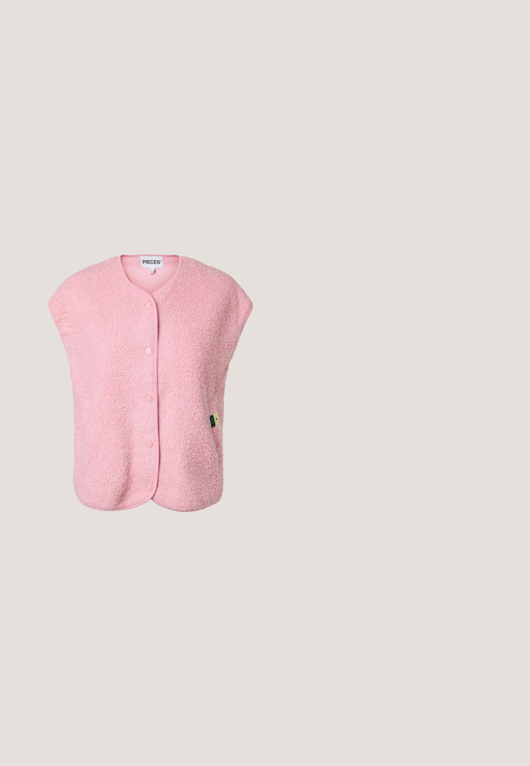 Weiche pinkfarbene ärmellose Weste mit strukturiertem, flauschigem Stoff und rundem Ausschnitt.; Weißes Baumwoll-T-Shirt mit kurzen Ärmeln, rundem Halsausschnitt und kleinem rosa Hibiskusblüten-Design auf der linken Brustseite.; Baumwollschlafanzughose mit einem hellbeigen Hintergrund, der ein rotes Toile-Muster zeigt, das ländliche Szenen darstellt. Elastischer Taillenbund und kontrastierender Saum.; Helle rosa Leinenschuhe mit einer dicken weißen, gerippten Sohle und passenden Schnürsenkeln. Verfügen über Schlaufen an der Ferse für ein einfaches Anziehen.; Pinke Tragetasche mit langen Griffen, verziert mit kleinen roten Punkten, pinken Blumen und Teddybären, die blaue Mäntel und rote Hüte tragen.; Korallenrosa Armband mit unregelmäßigen Perlen, vier glatten goldenen Ringen und einem strukturierten goldenen Seestern-Anhänger in der Mitte.