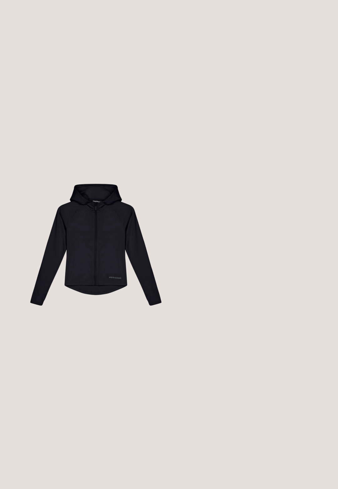 Pegador SALLY - Sweater met rits - black; Zwarte mouwloze top van katoen, met een boot hals en een klein kristallen driehoekig logo op de borst. Glad materiaal.; Roze kokerrok van elastische stof, met een zilver- en zwarte tailleband met metallic accenten en een slank, aansluitend ontwerp.; Zwarte lederen slingback kitten heel met puntige neus en klein gouden gespsluiting op een effen achtergrond.; Zwarte satin handtas met een gebogen vorm, voorzien van een ritssluiting en een driehoekig metalen logo aan de voorkant. Gladde textuur en een slank ontwerp.; Zilveren creolen met kleine hangende hartjes aan korte kettinkjes tegen een effen lichte achtergrond.