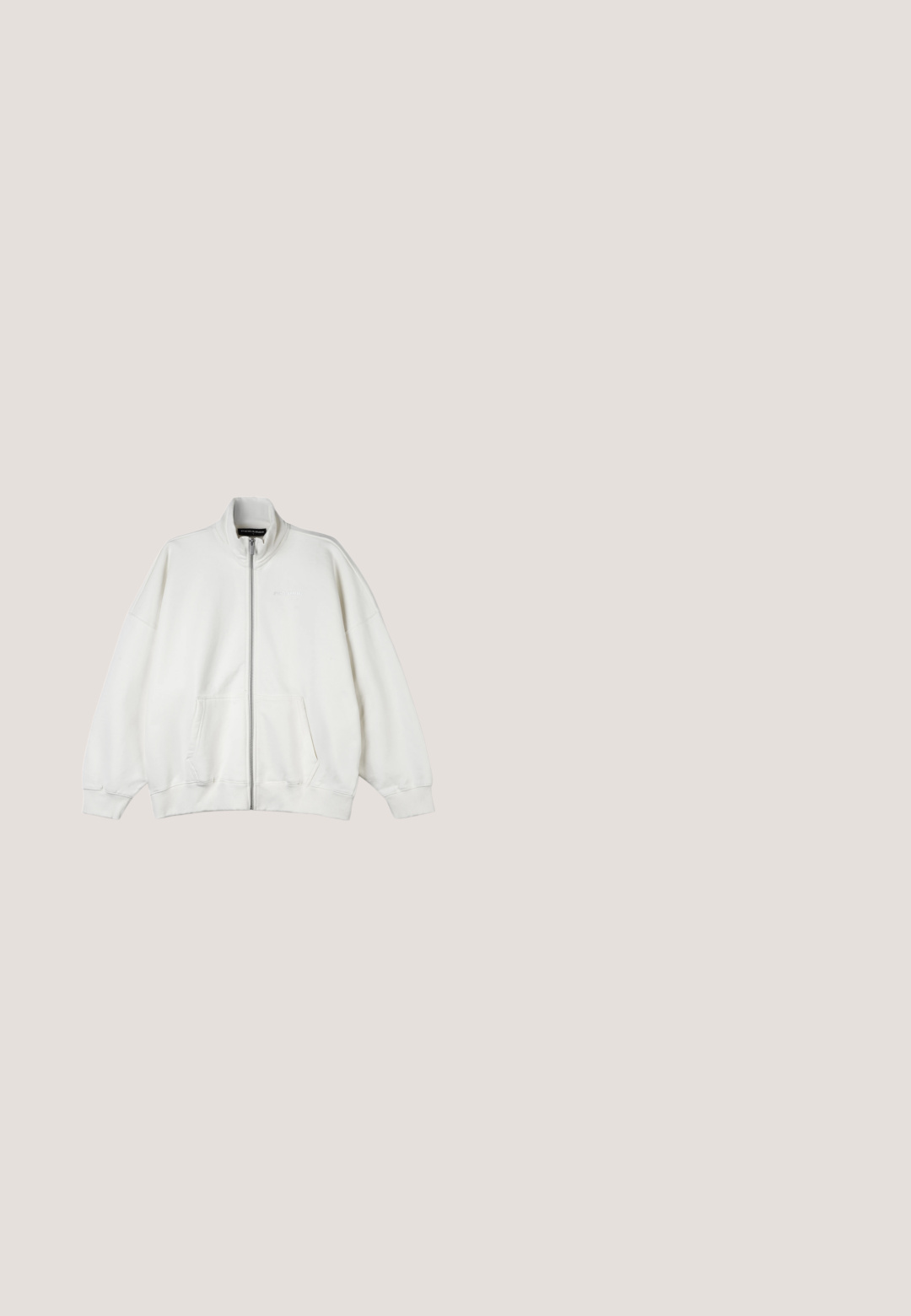 Hvid lynlås sweatshirt lavet af blødt stof, med høj krave, store lommer og en afslappet pasform. Diskret branding på brystet.; Hvid cropped t-shirt lavet af bomuld, med rund halsudskæring og korte ærmer. Diskret prægede logo på brystet.; Lys grå sweatpants med elastisk talje, lige ben design og et lille hvidt logo på venstre lår. Blødt, tekstureret stof.; Beige og off-white sneaker med ruskind og mesh paneler, tyk sål og HU GO branding på siden.; Lysebeige måneformet crossbody-taske med justerbar stofrem og lynlås lukning på en hvid baggrund.; Hvid perlekæde med rund form, der har en lås og en justerbar forlængerkæde til længdevariation.
