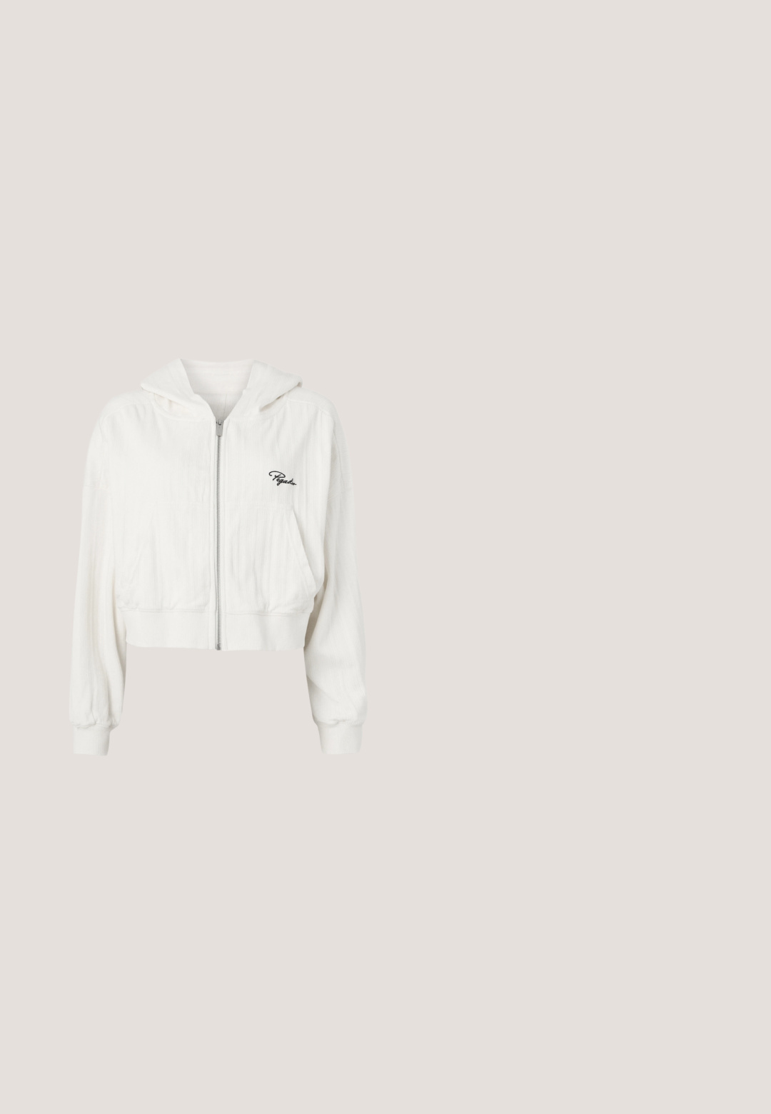 Kuttet hvid zip-up hoodie med hætte, lavet af tekstureret stof. Har to forlommer og broderet logo på venstre bryst.; Kortærmet Nike sportstrøje med lodrette blå og hvide striber, sort krave og "NIKE" tekst hen over brystet.; Mørkeblå, vide bukser i blødt stof; har en elastisk talje og to sidelommer for bekvemmelighed.; Marineblå sneakers med lyseblå accenter, tekstiloverdel, retrodesign, hvid mellemsål og gummisål med grippmønstre.; Lærredstote taske med et sort-hvidt zebra-mønster, der har et firkantet logopatch og to stofhåndtag.; Sølv hoops øreringe med en struktureret, klumpet design. Fremstillet af metal, med en sikker stiftlås og en poleret overflade.