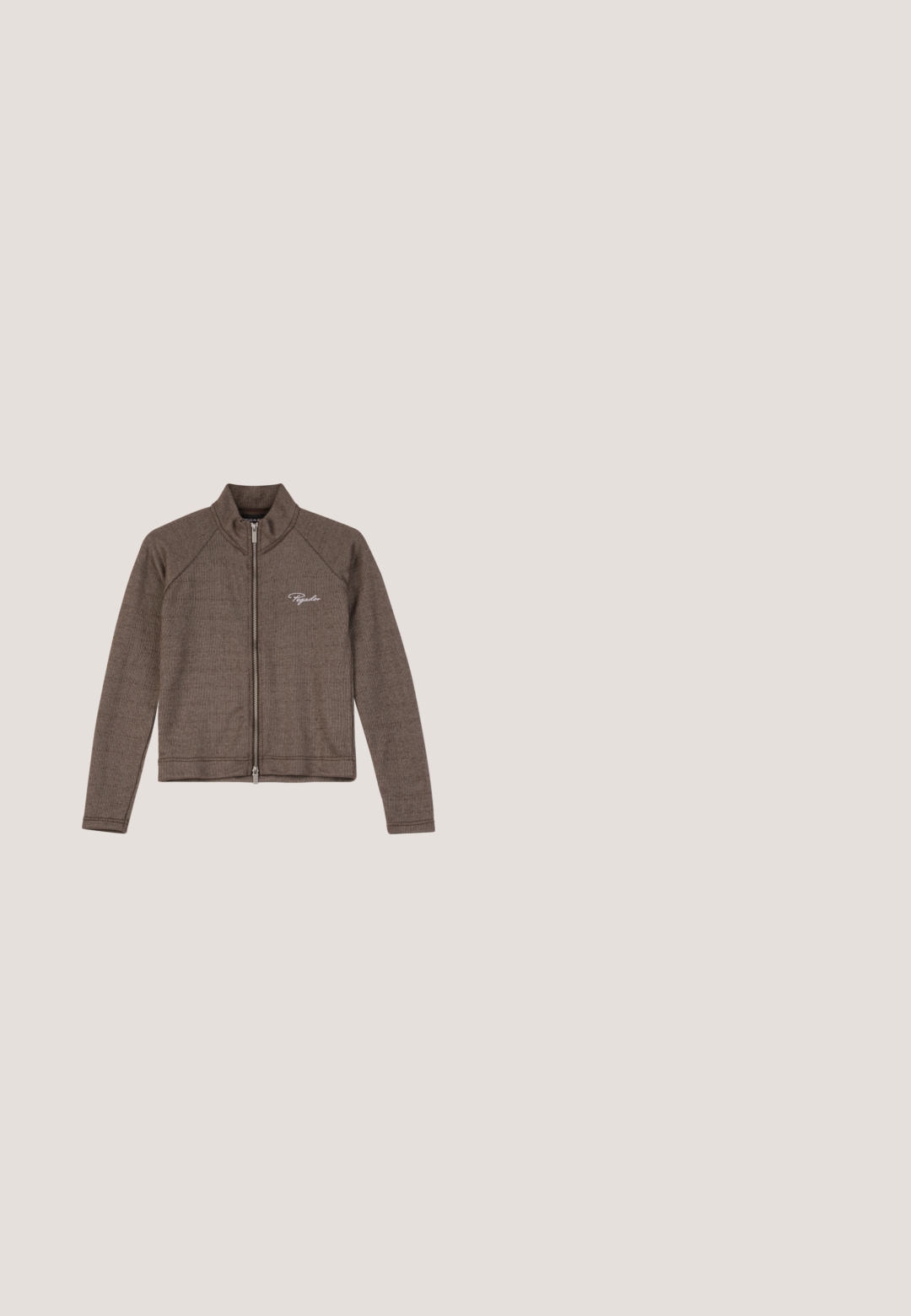 Chaqueta marrón con cremallera hecha de tela acanalada, con cuello alto, mangas largas y un pequeño logo en blanco en el lado izquierdo.; Top de encaje negro con escote off-the-shoulder, mangas largas de campana y bordes ondulados. Patrón floral texturizado en toda la prenda.; Pantalones de leopardo en un tono beige claro, con un diseño ajustado, textura suave y cinturilla estándar con bolsillos frontales.; Mocasín de cuero negro con suela gruesa y detalle de hebilla decorativa, mostrado de lado sobre un fondo neutro.; Bolso negro con asas superiores dobles, correa desmontable y cremalleras doradas. Presenta un llavero en forma de pretzel con detalles verdes. Textura suave.; Pequeños pendientes de aro de oro con una única piedra preciosa rectangular y transparente colocada cerca del cierre en cada pendiente.