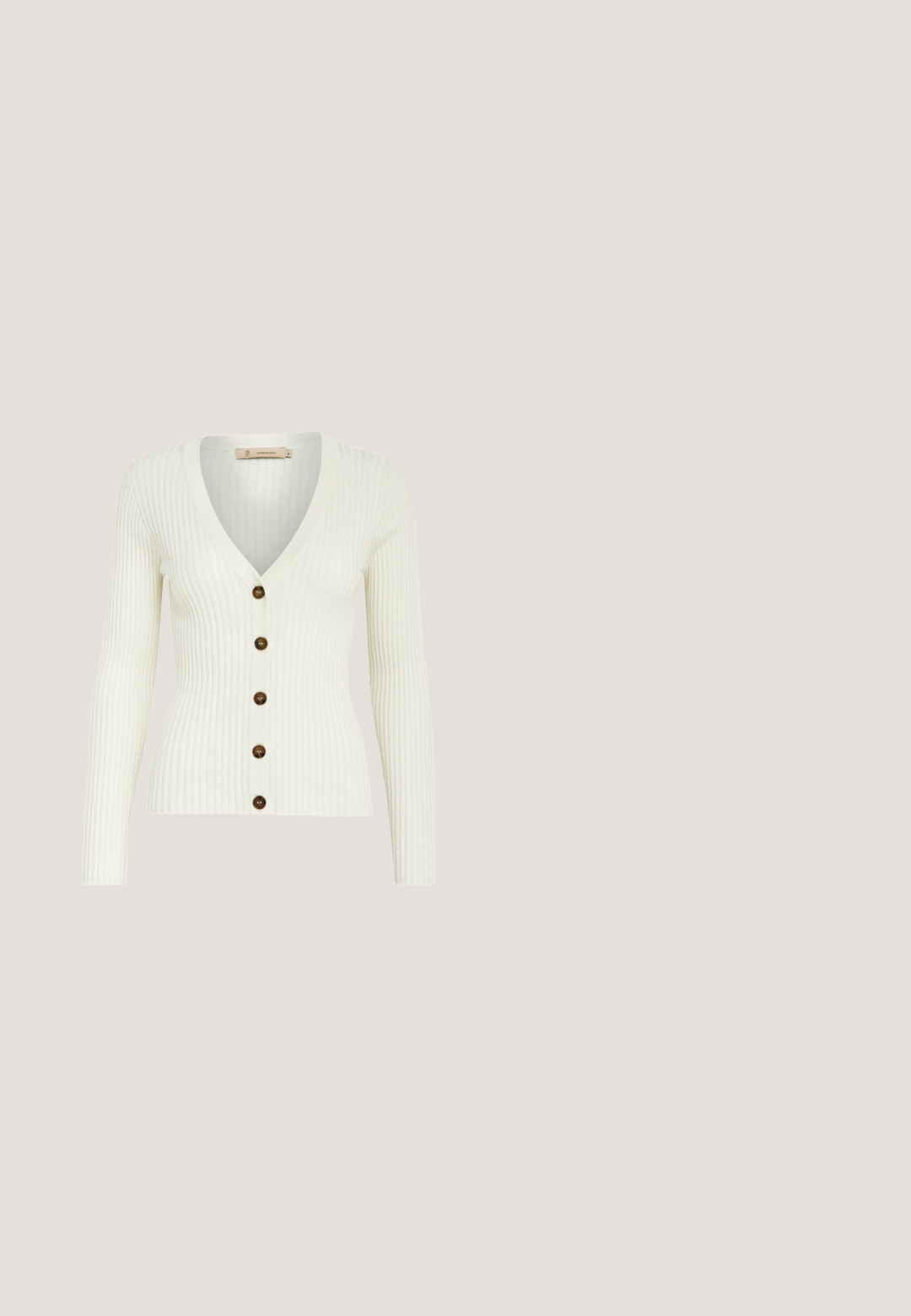 Cremefarvet ribbet cardigan med lange ærmer og dyb V-halsudskæring, der har fem brune knapper foran til lukning.; Krem maxi kjole med pink blomsterprint, pufærmer, rynket halsudskæring og flydende pasform.; Hvid blonde balletflade med rund tå, dekorativ sløjfe på forfoden og en flad tan sål. Blonden har et blomster mønster.; Vævet halmmulesæk med en buet form, brunt læderstrop med spænde og en naturlig tan farve. Tekstureret overflade med synlige sting.; Hvid stofsløjfe med en sort roset i midten pyntet med små sølvperler på en ensartet hvid baggrund.; Guld-flettet læderbælte med en metalspænde, der har en glat læderrem og en spids ende. Tekstureret vævedetalje er tydelig.