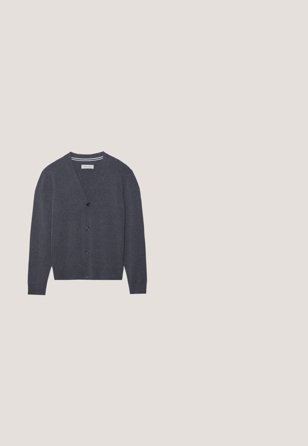 Charcoal grijze cardi gemaakt van textuurstof, met een V-hals, zes knopen en een contrasterende gestreepte binnenkraag.; Korte mouwen shirt in lichtroze met een geometrisch bloemenpatroon. Heeft een knoopsluiting aan de voorkant en een klassiek kraag. Gemaakt van zachte stof.; Lichtblauwe spijkerbroek met een rechte pijp, vijf zakken, subtiele vervaging en metalen accenten op de taille en zakken.; Bruine leren sneakers met een ronde neus, zwarte accenten bij de kraag en blauwe veters, geplaatst op een lichte houten vloer.; Bruine satijnen vlinderstrik met een gladde textuur, voorzien van een centrale knoop en een verstelbare band, geschikt voor formele gelegenheden.; Bruine leren riem met een zilveren rechthoekige gesp, met subtiele stikdetails en een gladde textuur.