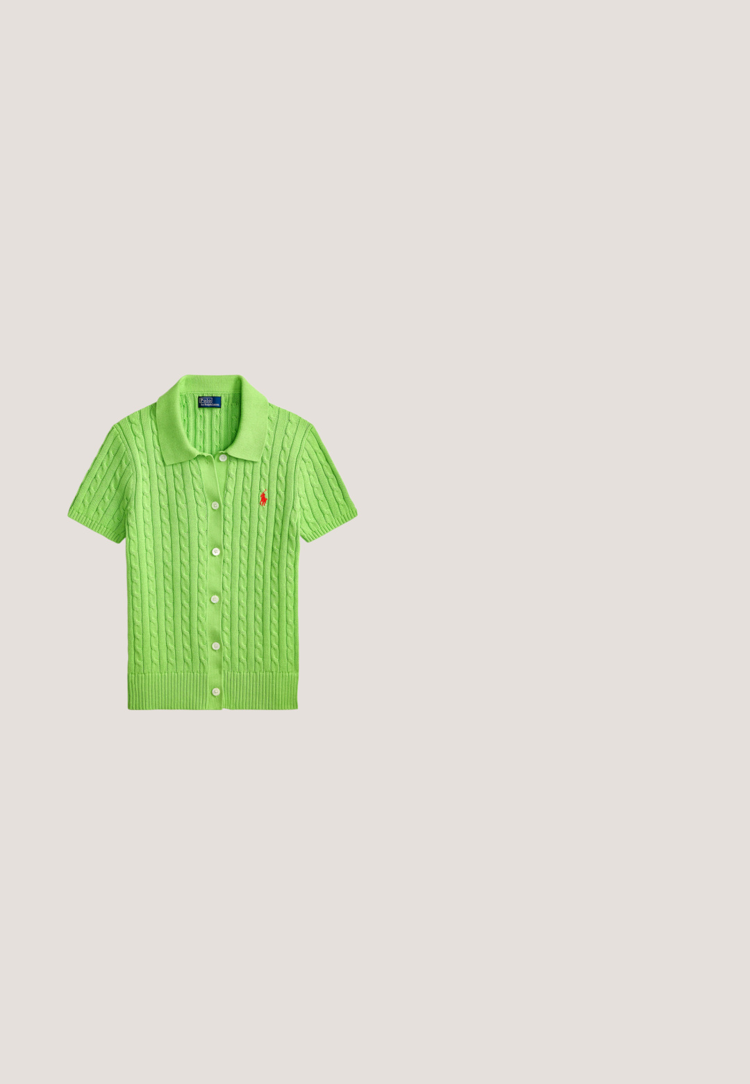 Cardigan à manches courtes vert vif en maille torsadée, avec boutons et col, avec un petit logo rouge brodé sur la poitrine.; T-shirt en coton blanc avec une illustration colorée d'une silhouette portant une jupe noire à pois blancs et des chaussures plateformes noires, sur fond de skyline urbaine.; Jupe en jean bleu foncé à coupe droite, avec poches avant, coutures apparentes et un ourlet replié en bas.; Escarpin slingback en cuir noir avec talon kitten, bout pointu et petite boucle dorée sur un fond uni.; Sac d'épaule en cuir noir de forme triangulaire, avec un logo embossé et une seule bandoulière réglable. Design minimaliste avec une texture lisse.; Boucles d'oreilles en argent avec une finition polie et un branding DKNY, présentées sur un fond blanc uni.