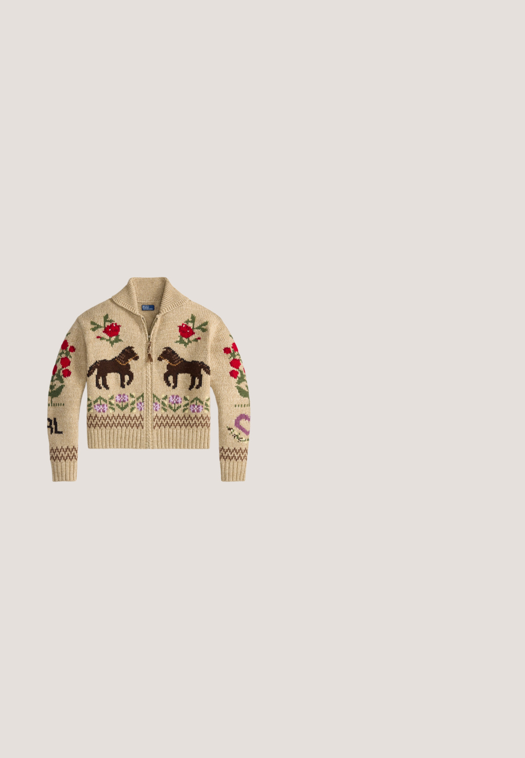 Jersey beige de punto con cremallera, dos caballos marrones, flores rojas y patrones florales morados en el frente y las mangas.; Top beige de manga corta con un intrincado patrón de paisley en dorado, gris y azul, y cuello redondo.; Pantalones marrones de talle alto y pierna ancha con trabillas para cinturón, botón delantero y cierre de cremallera sobre un fondo claro.; Lauren Ralph Lauren LOGAN BURNISHED LEATHER SANDAL - Sandalias - deep saddle tan; Bolso de mano de cuero marrón con cadena dorada y cierre rectangular dorado con un pequeño logo en relieve en la solapa frontal.; Pendientes de botón de oro con piedras preciosas cuadradas de color verde brillante sobre fondo blanco.