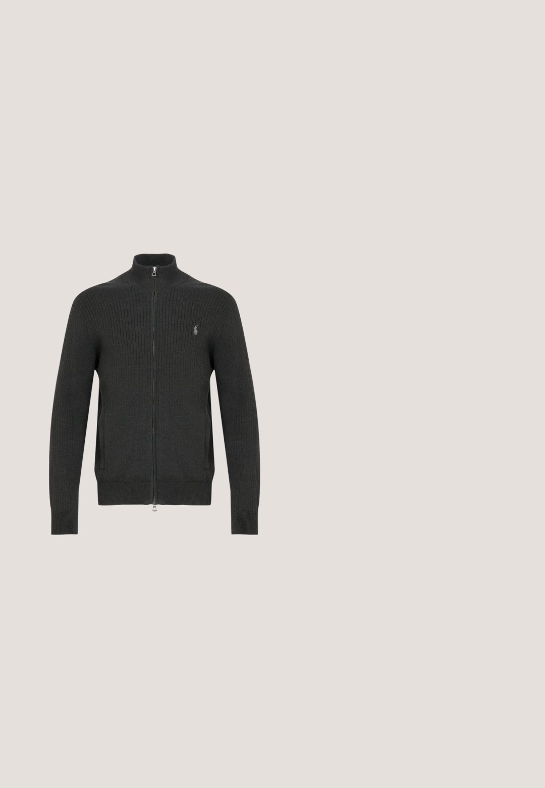 Mørkegrå ribstrikket trøje med lynlås og høj krave, med en sølvfarvet logodetalje på brystet og en glat tekstur.; Grøn kortærmet t-shirt lavet af bomuld, med rund halsudskæring og et lille broderet logo på brystet.; Grå denim jeans, slim fit, med lige ben. Har klassisk femlomme-design, stikninger og en let falmet tekstur.; Sort ruskindsmokasin-inspireret hjemmesko med gummisål og et lille Polo-mærkat på siden.; Lille sort crossbody taske med frontlynlåslomme, justerbar rem og broderet polospiller logo foran.; Sort læder flettet bælte med en sølvmetal spænde, der har en glat overflade og en løkke til justeringer, der viser et afslappet design.