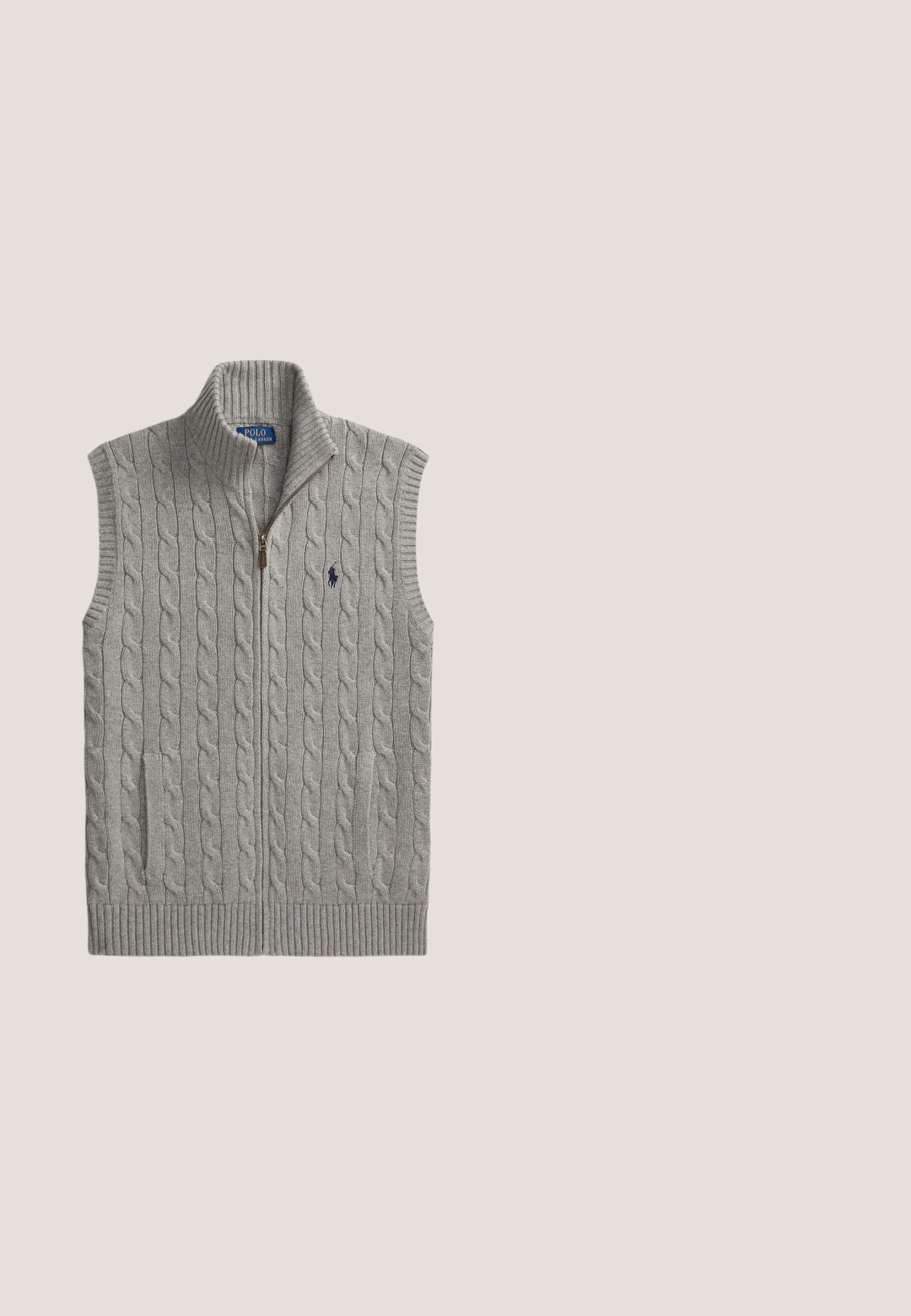 Graue ärmellose Strickweste mit Zipper vorne, geripptem Kragen und Saum sowie kleinem gesticktem Logo auf der linken Brust.; Weißes langärmliges Hemd mit Knopfleiste, Button-down-Kragen und kleinem dunklem Polo Ralph Lauren Logo auf der linken Brust.; Beige Sweathose mit Kordelzug und Seitentaschen sowie rotem "POLO"-Logo und Emblem am oberen linken Oberschenkel.; Weiße Leder-Sneaker mit grünem Fersenakzent, strukturiertem Wildleder-Paneel, Gummisohle und besticktem Logo an der Seite. Verfügt über ein Schnürdesign.; Schwarze rechteckige Sonnenbrille mit dunkelgrünen Gläsern und einem kleinen Polo-Logo am Bügel, auf weißem Hintergrund platziert.; Olivgrüner gewebter Gürtel mit silberner Metallschnalle und brauner Lederschlaufe sowie Endlasche mit eingeprägtem Pferd- und Reiter-Logo.