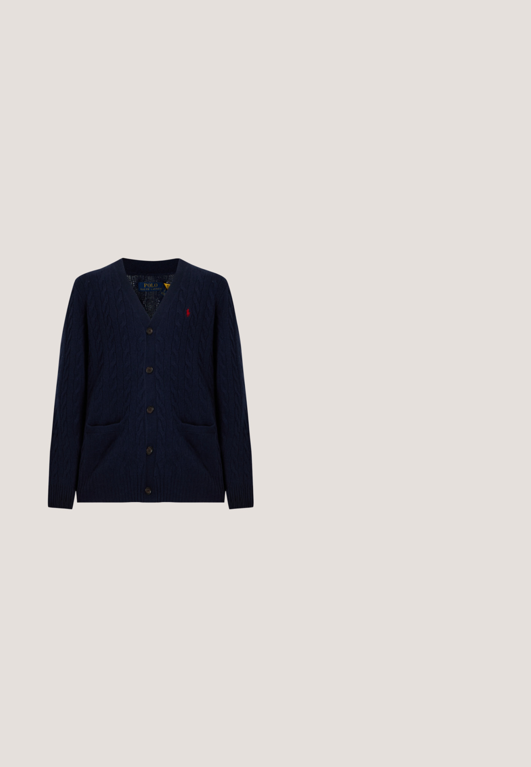 Cardigan bleu marine en maille torsadée avec col en V, fermeture par boutons, deux poches devant et petit logo Polo Ralph Lauren rouge brodé sur la poitrine.; Chemise à manches longues bleu clair avec des rayures blanches verticales, un col boutonné et un petit logo sur la poche poitrine gauche.; Pantalon bleu marine sur mesure avec plis à l’avant et une sangle latérale ajustable avec bouton à la taille.; Mocassin loafer en daim bleu marine avec lacets en cuir et semelle en caoutchouc, présenté de côté sur un fond neutre.; Sac bandoulière bleu marine avec sangle noire ajustable, poche zippée à l'avant et petit logo brodé représentant un joueur de polo en gris.; Ceinture en daim bleu marine avec une boucle rectangulaire en laiton gravée de "Polo" et un logo brodé cheval et cavalier sur la boucle de la sangle.