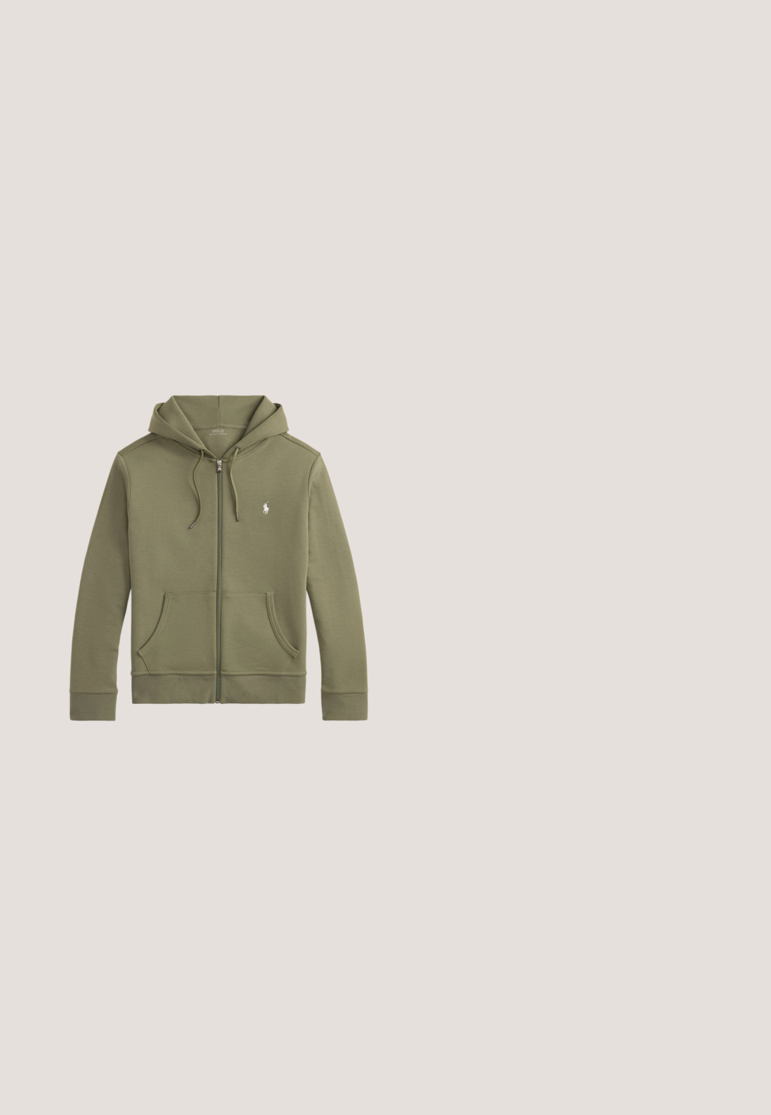 Olivgrüner Hoodie mit durchgehendem Reißverschluss, Fronttaschen, Kapuze mit Kordelzug und kleinem weißen Polo Ralph Lauren Logo auf der linken Brust.; Dunkelgrüne wattierte ärmellose Weste mit hohem Kragen, Frontreißverschluss, Brusttasche, Seitentaschen und kleinem gesticktem Logo auf der Brust.; Langärmliges Hemd mit Knopfleiste aus leicht beige Baumwolle. Verfügt über einen spitzen Kragen und ein kleines schwarzes Logo auf der linken Brust. Glatte Textur.; Beige Sweathose mit Kordelzug und Seitentaschen sowie rotem "POLO"-Logo und Emblem am oberen linken Oberschenkel.; Grüne Sportschuhe aus einer Kombination von Wildleder und Mesh-Materialien. Mit weißen Schnürsenkeln, einer weißen Zwischensohle und einer strukturierten Gummisohle.; Person, die eine schwarze Sporttasche hält, schwarze Hose, eine graue karierte Jacke und schwarz-weiße Sneaker trägt.