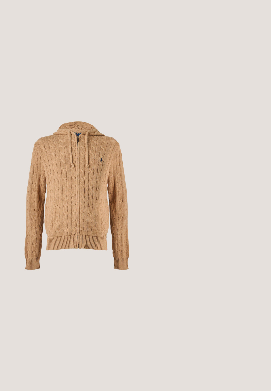 Beiger Strick-Kapuzenpullover mit Zipper, vorderen Taschen, Kordelzugkapuze, geripptem Saum und Bündchen sowie kleinem, besticktem Logo auf der Brust.; Weißes Langarmhemd zum Knöpfen mit Knopfkragen und blauem Polo Ralph Lauren-Logo auf der linken Brustseite gestickt.; Blaue Chinos aus strukturiertem Baumwollstoff, mit Knopfverschluss, Gürtelschlaufen und Seitentaschen. Gerade geschnittenes Bein mit sauberem Abschluss.; Marineblaues Wildleder-Mokassin mit gesticktem Design, runder Zehenpartie und strukturiertem Gummisohle. Mit dezentem Logo an der Seite.; Schwarze Umhängetasche aus Canvas-Material, mit einem Reißverschluss-Frontfach, geprägtem Logo und verstellbarem Träger mit kontrastierender Markenkennzeichnung.; Schwarzer Ledergürtel mit schwarzer rechteckiger Schnalle und eingeprägtem Logo an der Gürtelschlaufe, zusammengerollt auf einem schlichten hellen Hintergrund.