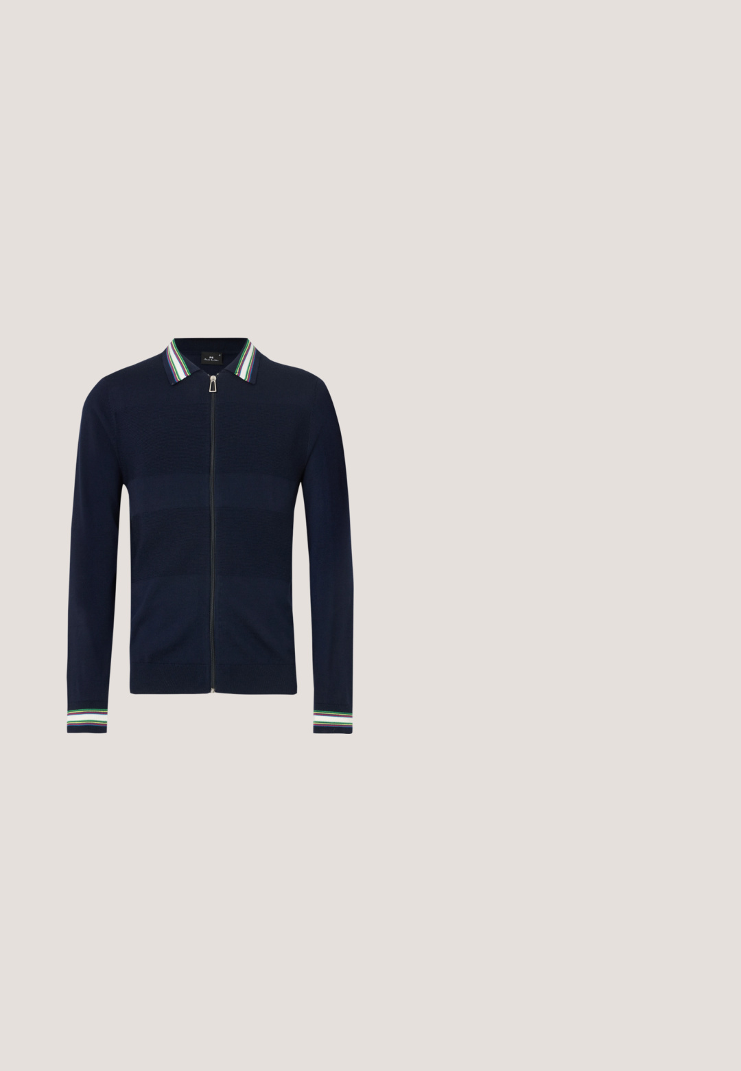 Cardigan bleu marine à fermeture éclair avec col rayé vert, bleu et blanc. Présente un design texturé et des manches longues avec des accents rayés aux poignets.; T-shirt en coton noir avec un graphique coloré représentant différentes lèvres dans divers motifs et couleurs sur le devant. Encolure ronde, manches courtes.; Pantalons en velours côtelé bleu foncé pour hommes, coupe ajustée, avec poches avant et arrière, passants de ceinture et fermeture à bouton.; Baskets en daim bleu marine avec panneau latéral crème, semelle en gomme et lacets foncés, arborant le logo PS Paul Smith sur le côté et le talon.; Lunettes de soleil rectangulaires à monture dorée avec des verres teintés verts posées sur une surface blanche.; Sac besace en cuir couleur fauve avec sangle réglable et poche verticale zippée, présenté de profil sur un fond clair uni.