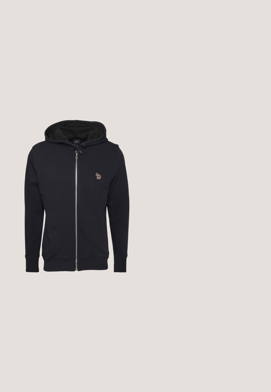 Schwarze Zip-Hoodie aus weichem Material, mit einer Kapuze mit Kordelzug und einem kleinen gestickten Design auf der Brust. Gerippte Bündchen und Saum.; Marineblauer Puffer-Weste mit hohem Kragen, horizontalem Steppmuster, Frontreißverschluss mit orangefarbenem Zipper und ohne Ärmel. Glatte Textur.; Weißes Baumwoll-T-Shirt mit kurzen Ärmeln, das ein kleines orangefarbenes "II"-Logo auf der linken Brust und einen Rundhalsausschnitt aufweist. Einfaches Design und Textur.; Grau maßgeschneiderte Hosen aus einem strukturierten Stoff. Verfügt über vordere Taschen und ein flaches Vorderdesign mit geradem Schnitt.; Weiße und schwarze Sneaker mit einem Obermaterial aus glattem Leder, strukturierten Akzenten und einer massiven weißen Sohle. Verfügt über ein klassisches Schnürdesign.; Braune Sonnenbrille mit goldfarbenem Metallrahmen, rechteckigen Gläsern und detaillierten Schläfenakzenten. Besitzt ein minimalistisches geometrisches Design.