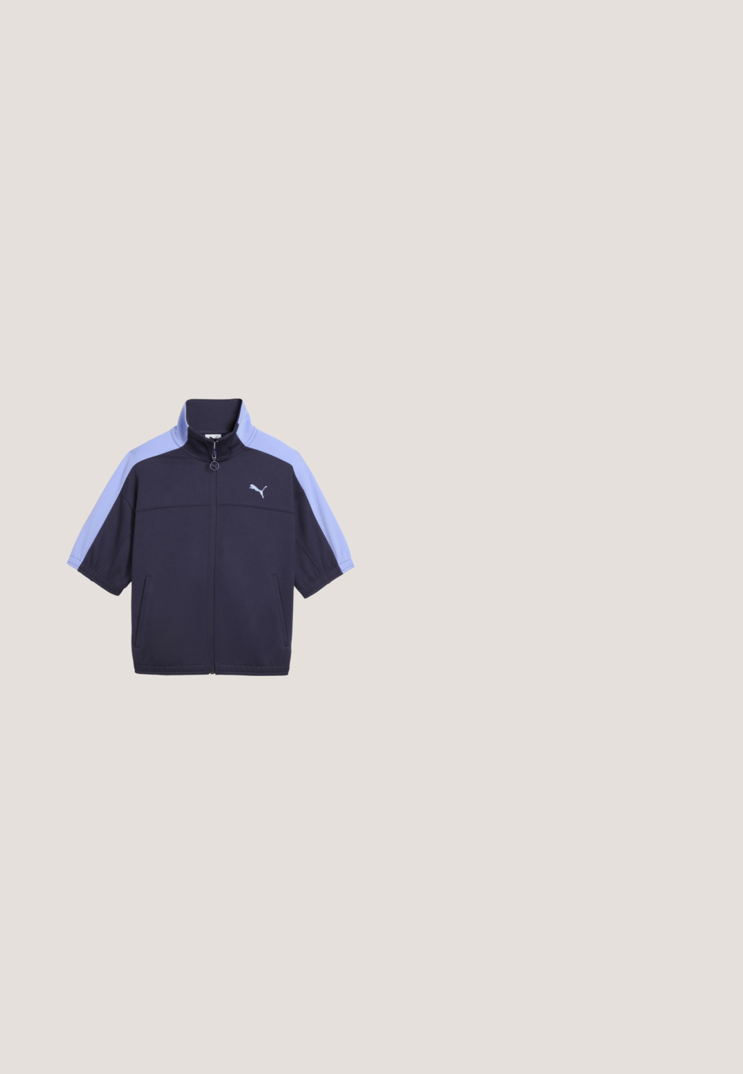 Veste bleu marine avec manches courtes bleu clair et col montant, dotée d'une fermeture éclair intégrale à l'avant et d'un logo Puma blanc sur la poitrine. Deux poches latérales.; T-shirt rose à manches courtes et col rond avec un petit logo Puma blanc sur la poitrine gauche.; Jean en denim bleu clair à coupe décontractée, avec une finition délavée, deux poches avant et une fermeture par bouton au niveau de la taille.; Chaussure de sport marron clair et beige avec des crampons en caoutchouc texturé sur la semelle et un tissu en maille sur les côtés, vue de l'extérieur.; Sac à main Puma noir et violet foncé avec deux poignées, bandoulière amovible, logo doré et texte "MACHT'S MIT QUALITÄT" sur le devant.; Boucles d'oreilles en argent avec un design en spirale. Surface lisse et réfléchissante avec de petites courbes accentuées. Forme compacte adaptée à un port facile.