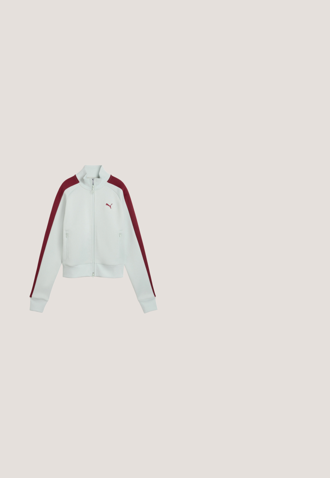 Biela bunda na zips s vysokým golierom, vínové pruhy pozdĺž rukávov, vrecká na zips a malé vínové logo Puma na ľavej strane hrudníka.; Tyrkysový dlhý rukáv skrátený top s čiernymi bočnými panelmi. Obsahuje biele logo na hrudi a kontrastné šitie. Vyrobený z elastického materiálu.; Čierne široké teplákové nohavice s elastickým pásom so sťahovacou šnúrkou a bočnými vreckami, s malým logom Puma na pravej stehne.; Biele kožené tenisky s textúrovanou gumovou podrážkou, okrúhlou špičkou, plochými šnúrkami a jemným brandingom na boku a jazyku.; Malá zelená kabelka Puma s bielym lemovaním, dvoma rúčkami, odnímateľným ramenným popruhom a predným logom s textom „MACHT'S MIT QUALITÄT.“; Strieborný náhrdelník s prepletenými článkami, vybavený bezpečnou sponou a nastaviteľným reťazcom pre prispôsobenie dĺžky.