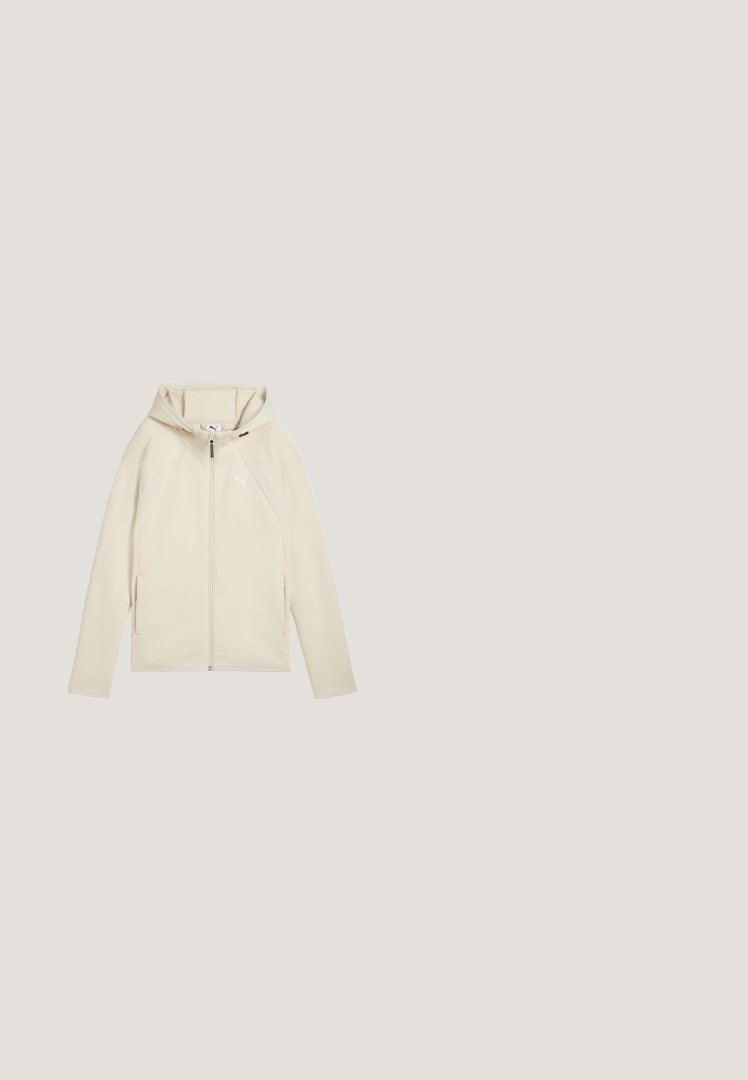 Sudadera con cremallera de color beige claro, hecha de un tejido suave. Cuenta con capucha, mangas largas, bolsillos laterales y un logo blanco en el pecho.; Camiseta de manga corta azul claro hecha de un tejido suave, que presenta un pequeño logo cuadrado en plata en el pecho. Diseño clásico de cuello redondo.; Pantalones de chándal azules hechos de una tela suave con una cintura y puños elásticos; presentan una sutil textura y un pequeño logo en un lado.; Zapatilla Puma azul claro con una franja blanca, cordones color crema y suela marrón texturizada, mostrada desde el lado exterior sobre un fondo blanco.; Pequeño bolso de mano PUMA azul claro y brillante con dos asas, correa de hombro desmontable, cierre de cremallera y texto de logotipo blanco en la parte delantera.; Collar de cadena de plata con eslabones ovalados, que presenta un cierre de langosta y un extensor ajustable para variar la longitud. Textura suave en toda la pieza.