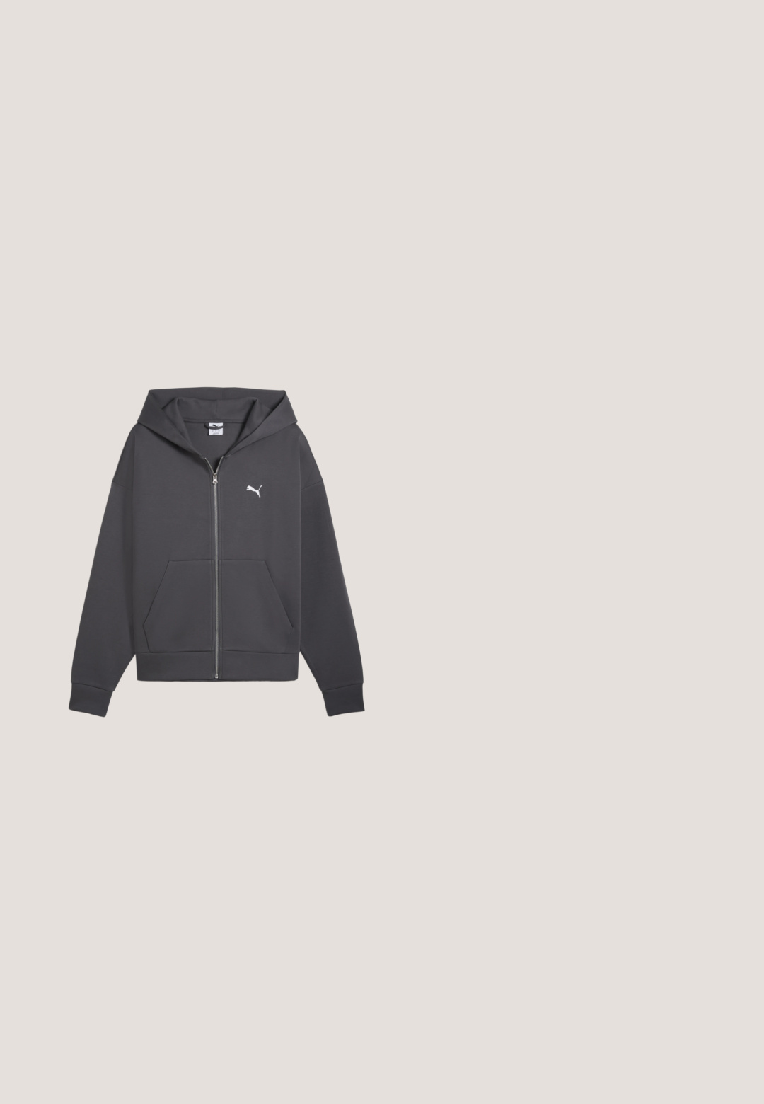 Graue Zip-Hoodie mit großer Fronttasche, verstellbare Kapuze und weißem Puma-Logo auf der linken Brust, aus weichem Stoff gefertigt.; Schwarze ärmellose Weste mit Frontreißverschluss und kleinem weißen Puma-Logo auf der linken Brust, aus leichtem Stoff gefertigt.; Schwarzes Kurzarm-T-Shirt aus Baumwolle mit einem bunten Grafikdruck, auf dem der Text "PUMA Forever Legends SPORT" zu sehen ist.; Schwarze Jogginghosen aus weichem Material. Mit elastischem Bund, schmal zulaufenden Beinen, grauen Akzenten und weißen Logos an den Seiten.; Rosa Wildlederschuh mit roten Akzenten, einer Gummisohle und charakteristischen Logodetails. Mit einer abgerundeten Zehenpartie und einem Schnürdesign.; Schwarze Stoff-Waistbag mit einem Karomuster, Reißverschlussfächern, verstellbarem Tragegurt und einem Markenetikett auf der Vorderseite. Strukturiert Oberfläche.