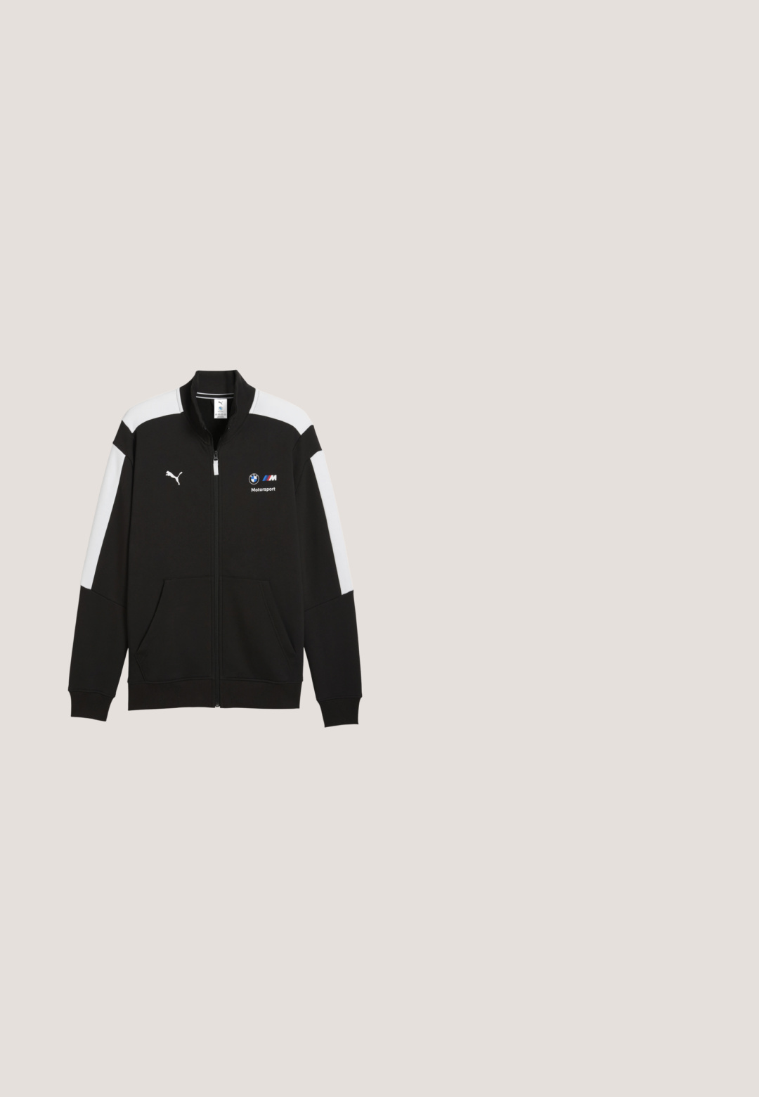 Zwart-wit sportief jack met rits, met Puma-logo op de rechterborst en BMW Motorsport-logo op de linkerborst.; Zwarte mouwloze doorgestikte bodywarmer met ritssluiting aan de voorkant, Puma-logo op de linkerborst en Ferrari-schildlogo op de rechterborst.; Witte katoenen t-shirt met het BMW-logo, de tekst "Motorsport" in grijs en kleurrijke accenten aan de zijkanten. Korte mouwen en een ronde hals.; Zwarte joggingbroek gemaakt van zacht stof, met een elastische tailleband, zijzakken, en BMW Motorsport- en Puma-logo's in contrasterende kleuren.; Zwarte lage Puma sneaker met beige zijstreep, zwarte veters en een gumzool, linksbuiten aanzicht met "Puma Tackle" branding.; Zwarte zonnebril met een getextureerd frame en blauwe spiegelende glazen. Heeft een rechthoekige vorm en gegraveerde merkdetails op de stijl.