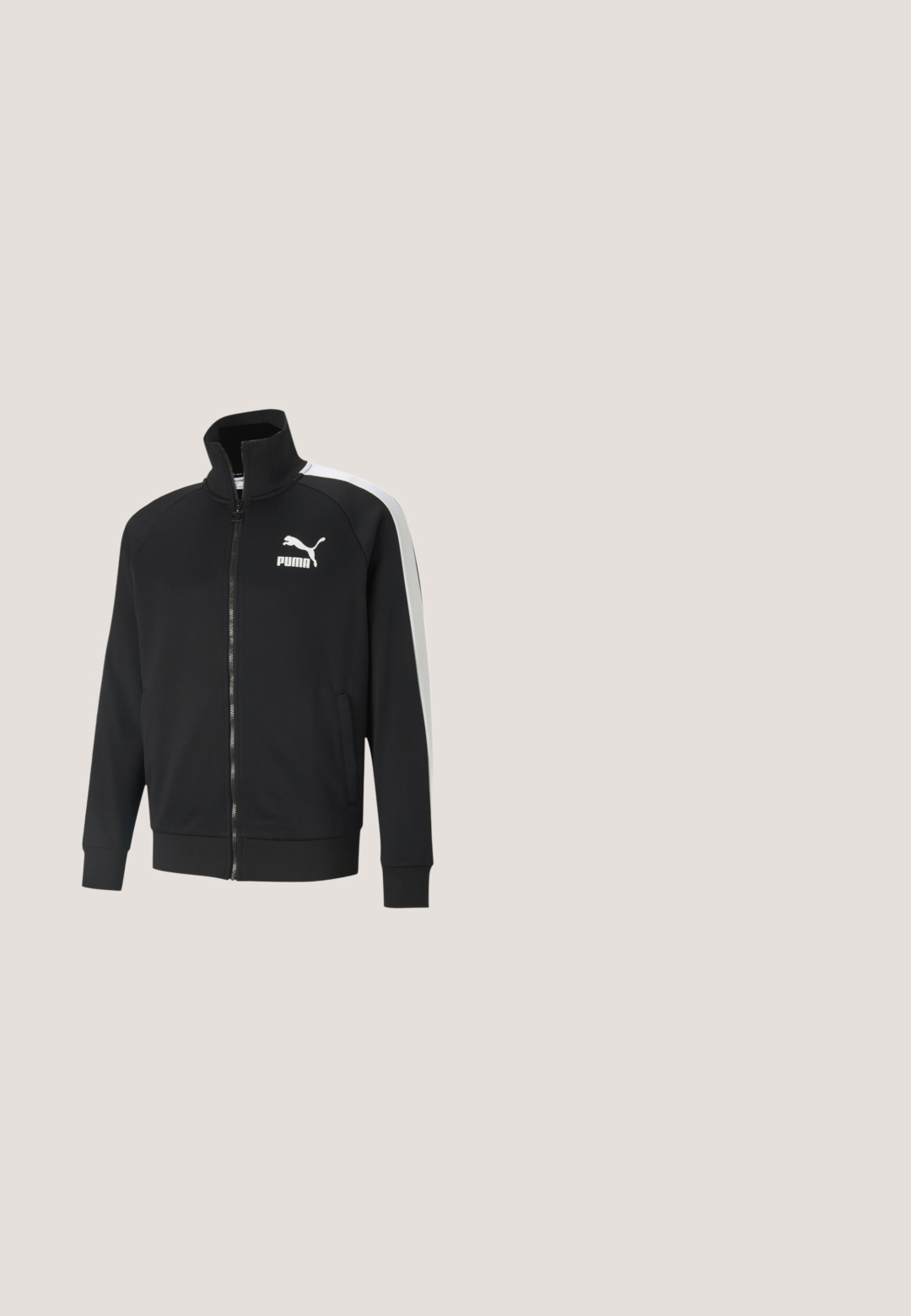 Chaqueta negra con cremallera en un tejido suave y franjas laterales blancas. Presenta un collar alto y un prominente logo blanco de Puma en el pecho.; Chaleco acolchado negro con cuello alto, cierre de cremallera y logo de Puma en el pecho izquierdo. Textura suave con un diseño acolchado y sin mangas.; Camiseta deportiva negra de Puma con mangas cortas, logo blanco, acentos rojos en los hombros y cuello en forma de V. Fabricada con material ligero.; Pantalones deportivos negros de Puma con cintura y puños elásticos, con un pequeño logo blanco de Puma en el muslo derecho.; Zapatilla deportiva roja y plateada con suela y cordones negros, con una parte superior de malla y un diseño de logotipo plateado en el lateral.; Bolso pequeño negro para llevar al hombro con correa ajustable, logo blanco de FILA en el frente y compartimentos principal y delantero con cremallera.