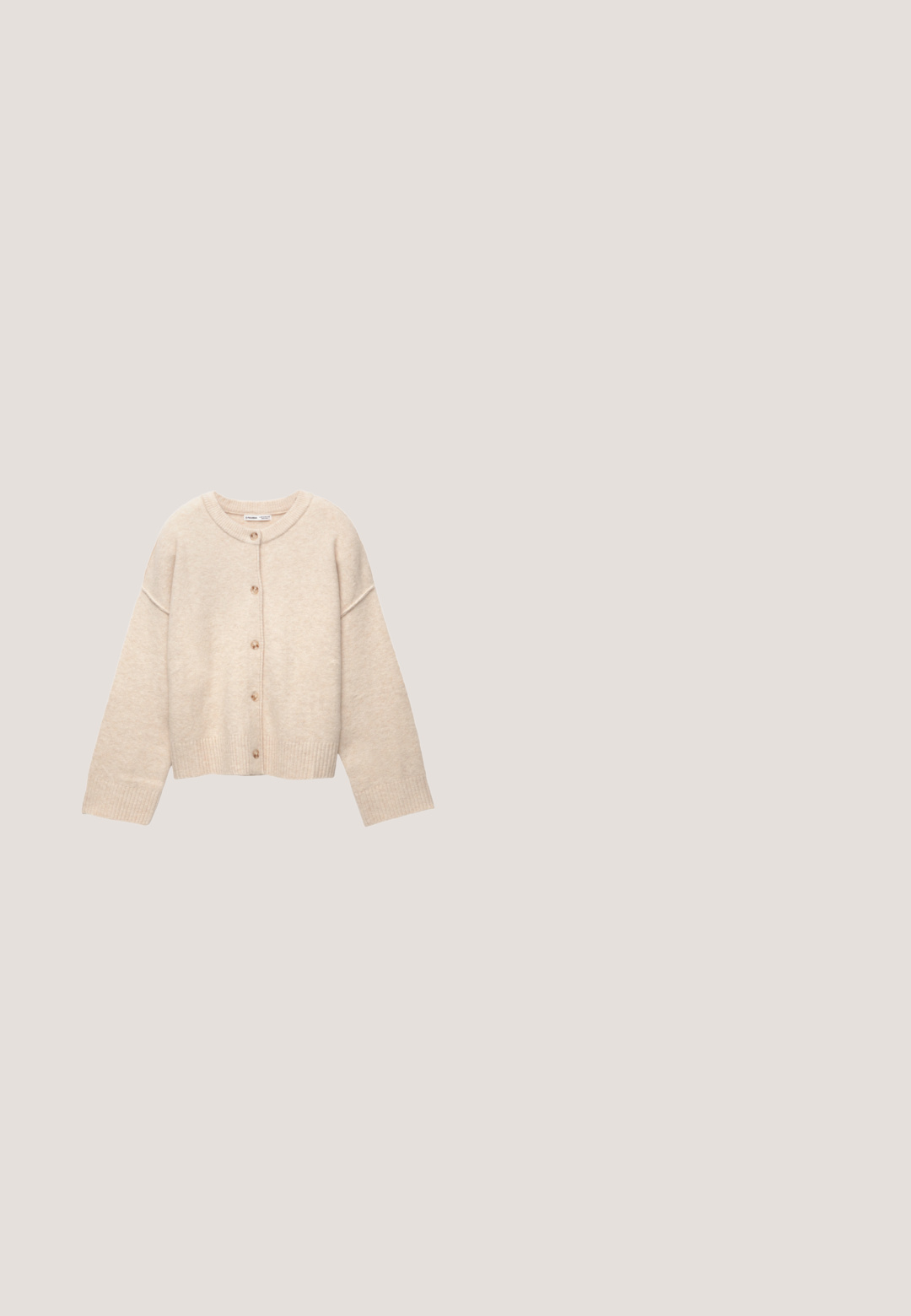 Cardigan en laine beige avec encolure ronde, cinq boutons sur le devant, manches longues et poignets et ourlet côtelés.; Chemise bleu clair à manches courtes avec col rond, avec le texte "California EST. 91" et une broderie florale USA sur la poitrine.; Pantalon ample bleu clair avec taille élastique et poignets aux chevilles, présentant un motif à carreaux discret et un cordon à la taille.; Baskets beiges et bleu clair avec une tige en cuir lisse, des accents texturés, des lacets plats et une semelle en caoutchouc épaisse de couleur marron clair.; Sac à épaule bleu clair en matériau texturé, présentant un motif en losange et une anse courbée. Fermeture zippée sur le dessus.; Collier avec de petites perles multicolores et sept perles blanches en forme de marguerite, espacées régulièrement avec centres jaunes, fermoir en or et chaîne d'extension.
