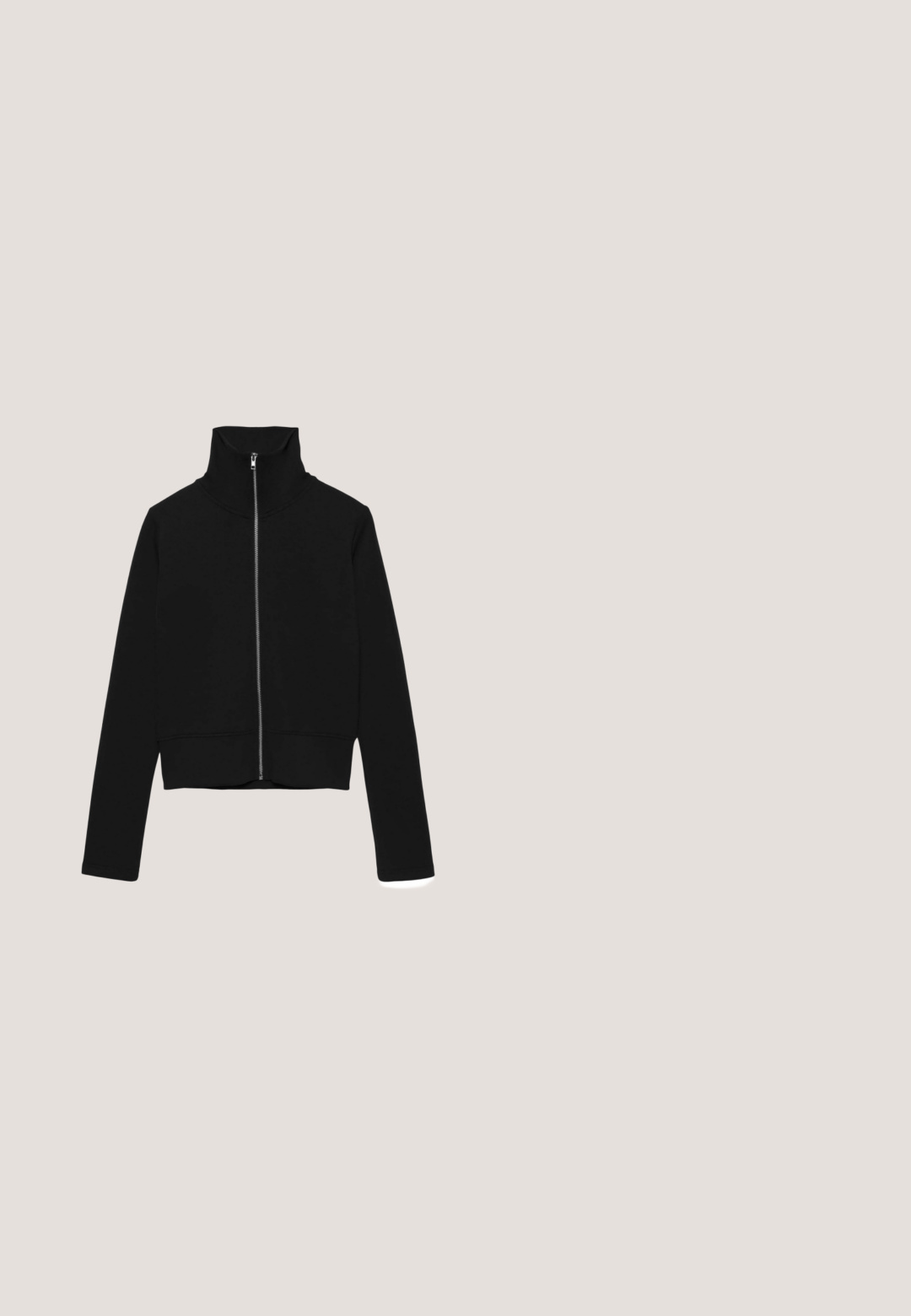 Schwarze, langärmelige, kurz geschnittene Jacke mit hohem Kragen und durchgehendem silbernem Frontreißverschluss vor weißem Hintergrund.; Gekürztes schwarzes T-Shirt aus Baumwolle mit einem lockeren Sitz, kurzen Ärmeln und einem gerippten Rundhalsausschnitt. Keine sichtbaren Muster oder Akzente.; Graue, leichte, wasserdichte Hose mit elastischem Bund und verstellbarem Kordelzug. Ausgestattet mit zwei großen Klappentaschen. Lockere Passform.; Schwarzer Sportschuh mit strukturiertem Mesh-Obermaterial, silbernen Akzenten, Fußgewölbeunterstützung und gepolsterter Sohle mit auffälligem segmentiertem Design.; Schwarze gesteppte Tragetasche mit gepolstertem Griff und dezenten Wellensteppungen, mit einem kleinen "GOT BAG"-Logo nahe der unteren Mitte.; Flexibel gebogene Silberkette, die eine glatte Metalloberfläche und ein elegantes Design ohne zusätzliche Beschläge oder Verzierungen aufweist.