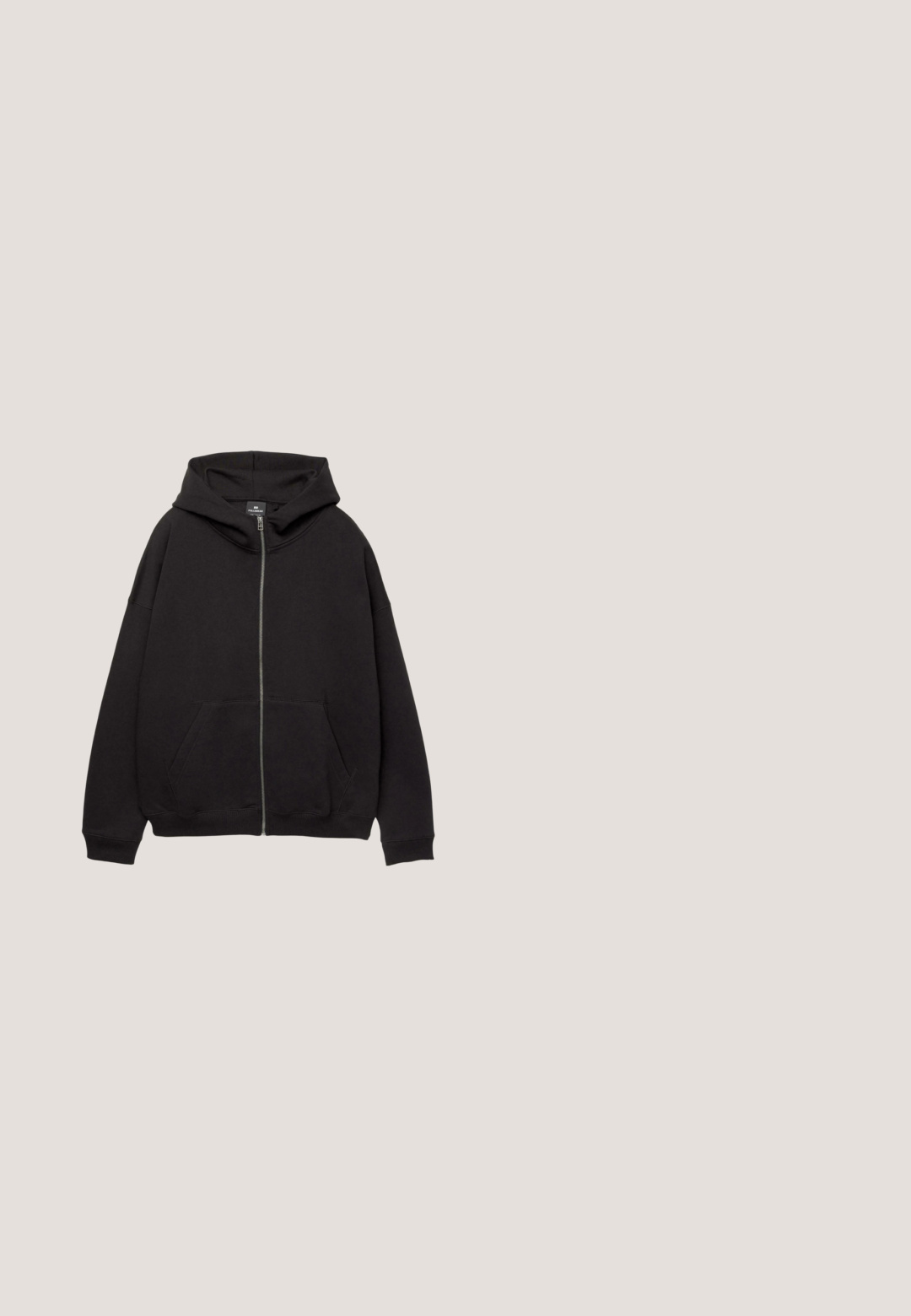 Haut à zip noir fabriqué en tissu doux. Comprend une grande capuche, des poches avant et des poignets côtelés. Design simple et décontracté.; T-shirt en coton blanc avec une coupe décontractée, des manches courtes et un col rond, présentant un ourlet droit et sans graphiques ni motifs visibles.; Pantalon noir à jambes larges avec passants de ceinture, bouton à l'avant et design plissé, présenté sur un fond blanc.; Baskets Nike Dunk en noir et blanc avec une tige en cuir, un bout perforé, des lacets noirs et une semelle en caoutchouc noir avec un motif de semelle.; Lunettes de soleil rectangulaires noires avec des verres teintés foncés sur un fond blanc, vues de face.; Mallette en cuir noir avec deux poignées, une bandoulière détachable et une fermeture éclair sur fond blanc.