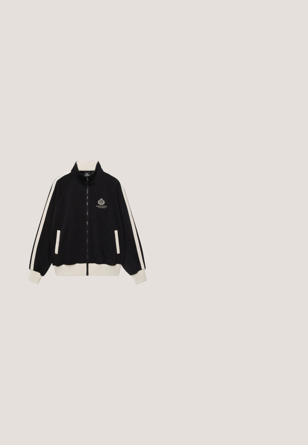 Veste noire zippée avec des bandes blanches sur les manches, des poignets et un bas blancs, avec le logo "Grand Hotel Les Bains" sur la poitrine.; Polo noir à manches courtes avec trois boutons et un col, présenté sur un fond blanc uni.; Short en denim noir longueur genou avec taille haute, fermeture à boutons avec quatre boutons argentés, poches avant et arrière, et coutures blanches visibles.; Botte de pluie en caoutchouc noir avec une texture lisse, un bout arrondi et un patch logo. Présente une hauteur au niveau du mollet et une semelle texturée pour une meilleure adhérence.; Lunettes de soleil rectangulaires noires avec des verres foncés et une finition brillante. Présentent des éléments en métal doré et une accentuation multicolore sur la branche.; Sac de voyage en cuir noir avec deux poignées, bandoulière détachable, fermeture éclair et surface texturée. Accentuation distinctive sur les côtés pour le soutien.