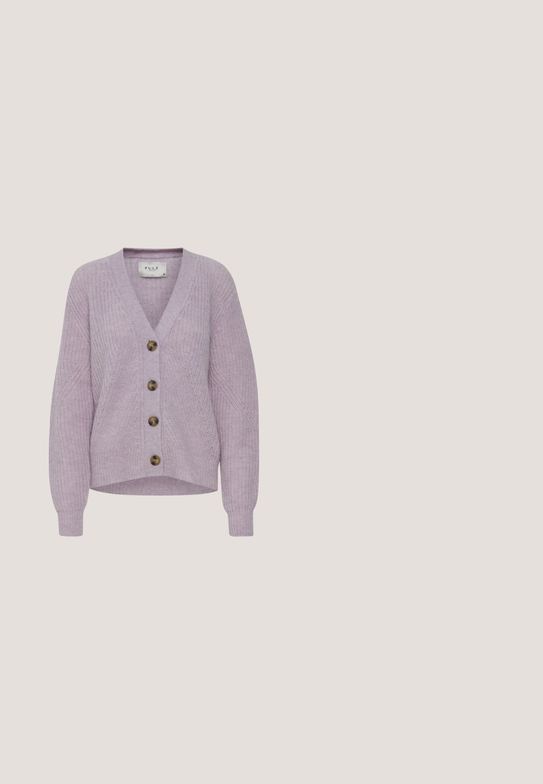Lavendelfarbene Strickjacke mit V-Ausschnitt, ausgestattet mit fünf braunen Knöpfen, gerippten Bündchen und einem leicht verkürzten Saum. Strukturierter, gemütlicher Stoff.; Hellrosa T-Shirt mit kurzen Ärmeln und rundem Ausschnitt, mit einem zentralen Blumendesign in Schattierungen von Rosa, Beige und Braun.; Helle blaue weit geschnittene Jeans aus Denim mit einem Kordelzugbund und einem klassischen Fünf-Taschen-Design. Der Stoff hat eine glatte Textur.; Frauen Sneaker mit einem weißen Mesh-Obermaterial, metallischen Akzenten in Pink und Blau sowie einem Reißverschluss. Merkmale sind eine dicke Gummisohle und eine strukturierten Oberfläche.; Gepolsterte rosa Tragetasche mit zwei Griffen, Logo-Patch an der Seite, weiche Textur und rechteckiger Form. Geeignet für den täglichen Gebrauch.; Rosa blumenförmige Ohrstecker mit fünf glänzenden Blütenblättern und einem kleinen goldfarbenen Mittelpunkt auf weißem Hintergrund.