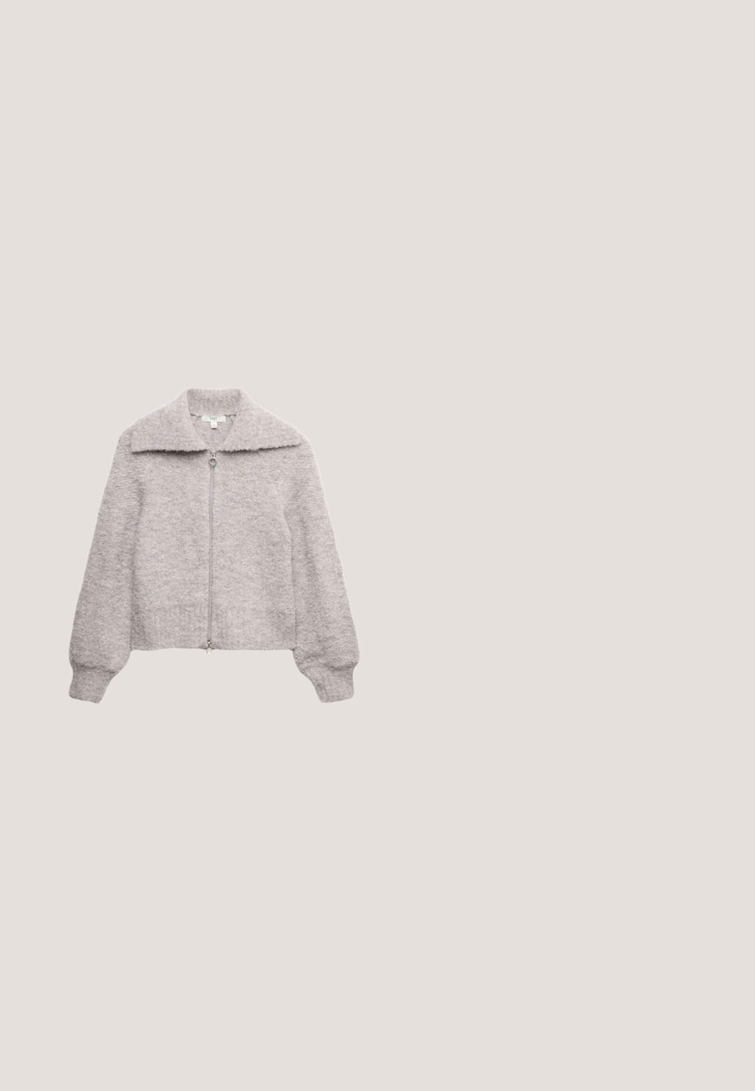 Lichtgrijze zip-up jack met een zachte, gestructureerde afwerking. Heeft een brede kraag en ballonmouwen. Zip sluiting met een ronde trekker.; Marine gebreide jurk met lange mouwen, ronde hals en een ceintuur in de taille. Voorzien van ribgebreide manchetten en zoom voor extra textuur.; Donkerbruin gepatineerd leren enkelboot met krokodillenstructuur, blokhak en trekband aan de achterkant, tegen een witte achtergrond.; Zwarte zonnebril met ronde montuur, donkere gradientlenzen en dunne pootjes, liggend op een wit oppervlak.; Zwarte handtas van gestructureerd materiaal, met een ritsvak aan de voorkant, dubbele handvatten aan de bovenkant en een verstelbare schouderband. Gouden hardware accenten.; Zilveren creolen met een groot cirkelvormig ontwerp, voorzien van een rechthoekige bovenkant versierd met kleine heldere stenen. Lichtgewicht en modern.