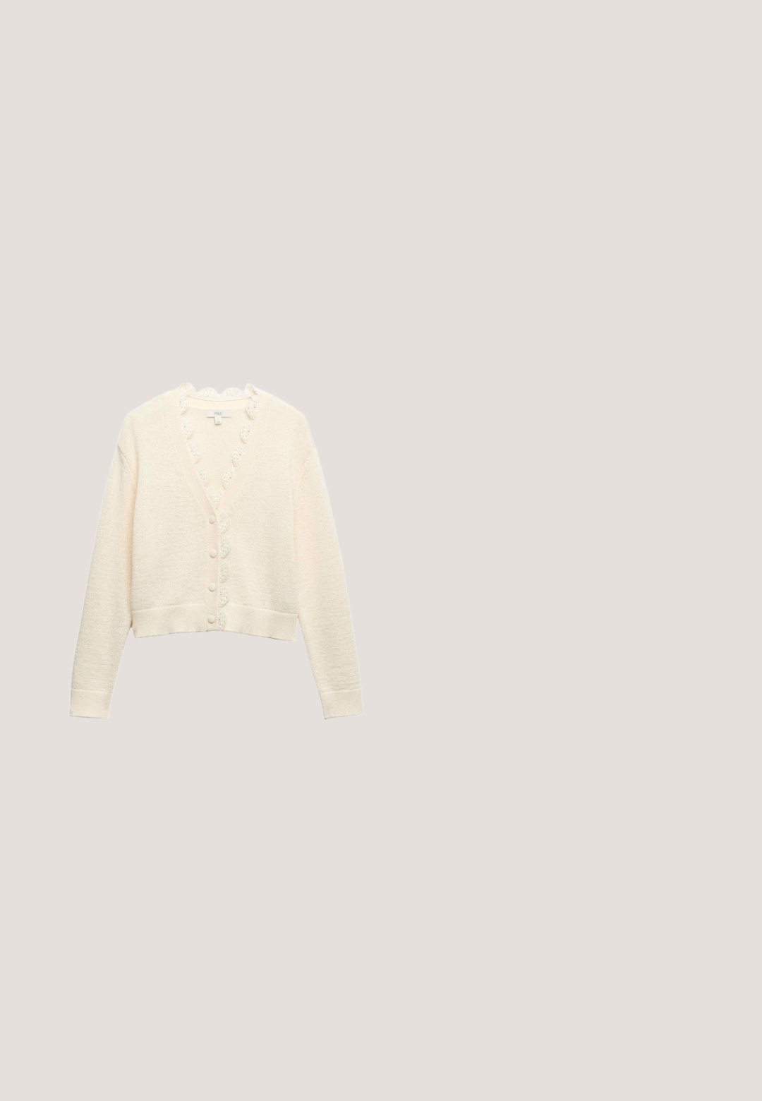 Kremfarvet kort cardigan med lange ærmer, knaplukning og bølget blondetrim langs V-udskæringen og knaplisten.; Lys pink cropped skjorte med korte ærmer, knaplukning foran og en bund, der er bundet. Struktureret stof med en subtil glans og en klassisk krave.; Anna Field Tall Pliceret nederdel /Nederdele med folder -  light blue; Brune læder flade sko med rund tå og en justerbar spænde rem over midtfoden. Glat tekstur og minimalistisk design.; Rund flettet taske i naturligt strå med en tekstureret overflade. Har en glat brun læderrem og et cirkulært håndtag.; Halskæde med runde, lyserøde og gennemsigtige perler afvekslende, sikret med en guldlås og justerbar kæde.