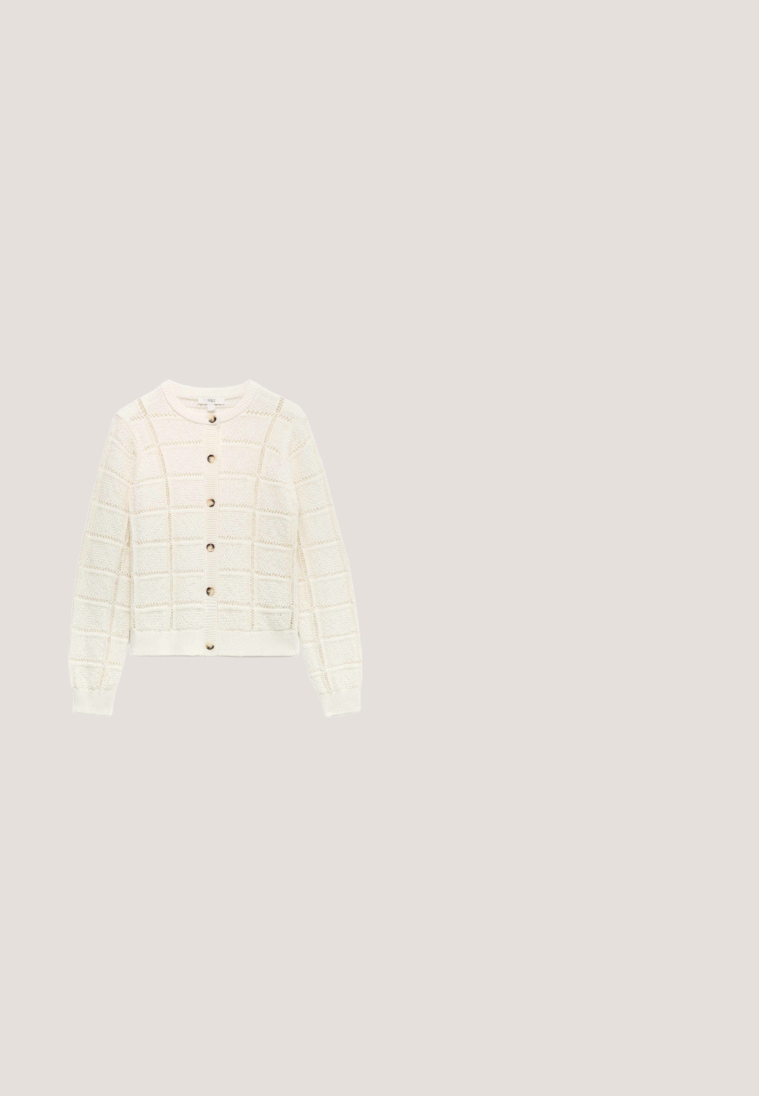 Hvid strikket cardigan med ternet hulmønster, lange ærmer, ribbede manchetter og kant samt knaplukning foran.; Hvid cropped bluse med puffede korte ærmer og blomster-udskåret broderi, med firkantet halsudskæring og lynlås i ryggen.; Plisseret maxiskørt i cremefarvet stof med jævnt fordelte mørke polka-dots. Elastisk taljebånd for komfort og en let svajende kant.; Brun flad sko med spids tå, T-rem og lille spænde på hvid baggrund.; Vanessa Bruno Clutches - naturel; Satin blomsteraccessory i blød gul, med lagdelte kronblade med en glat tekstur og en naturlig rosenform mod en hvid baggrund.