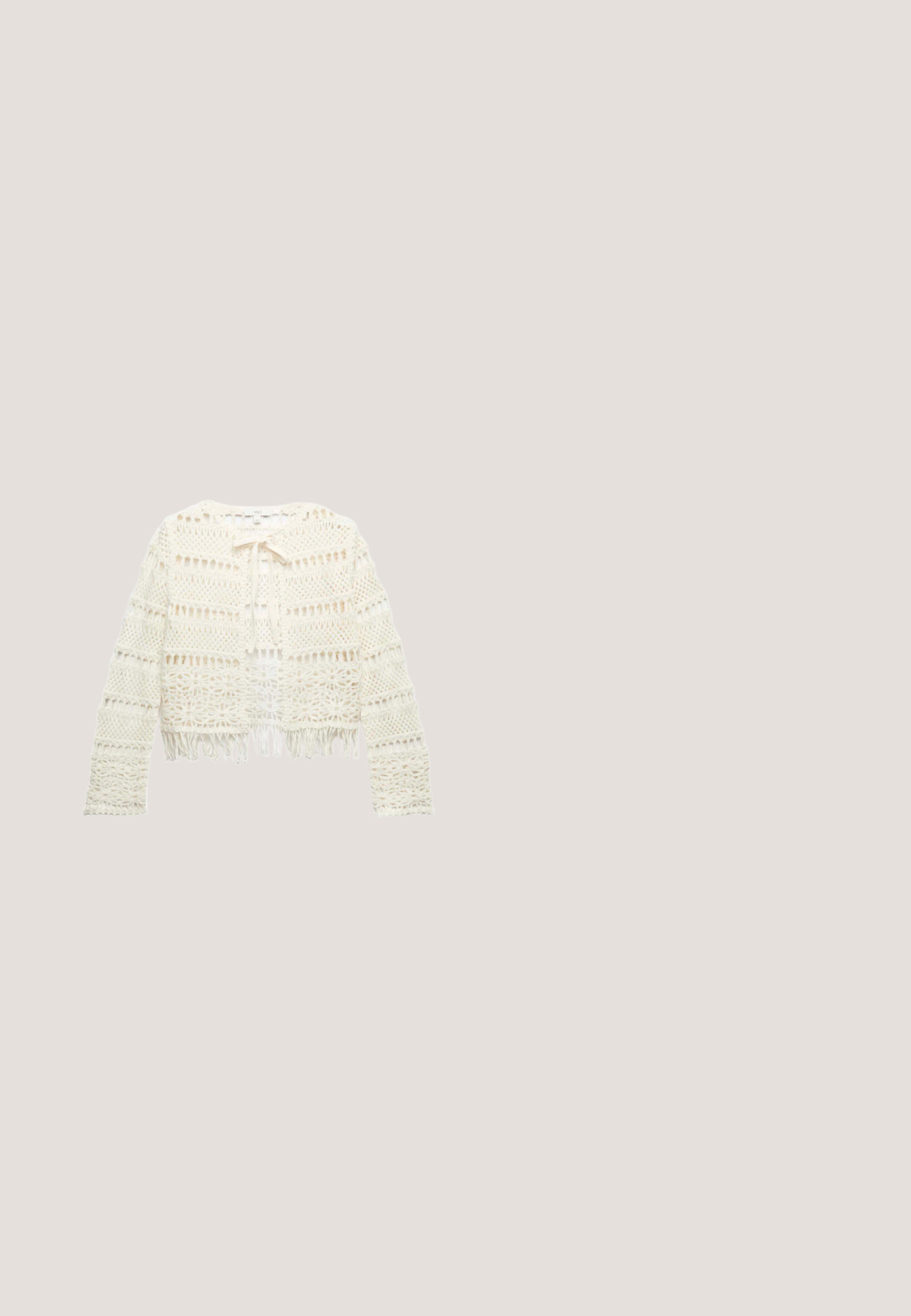 Witte gehaakte gebreide cardigan met lange mouwen, open voorkant met veter, horizontale patronen en een gerafelde zoom.; MILLE DAISY DRESS - Jurk - white; Witte espadrille wedge sandaal met een jute zool, stoffen enkelbandjes en een gemêleerde beige hakaccent. Gladde bovenkant met een ronde teenvorm.; Beige geweven strohandtas met witte leren afwerking en verstelbare schouderriem, tentoongesteld tegen een effen lichte achtergrond.; Ovale broche met een goudkleurige geribbelde rand, voorzien van een florale afbeelding van roze rozen op een lichte achtergrond. Gladde textuur en gedetailleerde graphics.; Geweven bruine leren riem met een zilverkleurige metalen gesp, met een gestructureerde afwerking en een gevlochten ontwerp. Voorzien van een leren lus met merknaam.