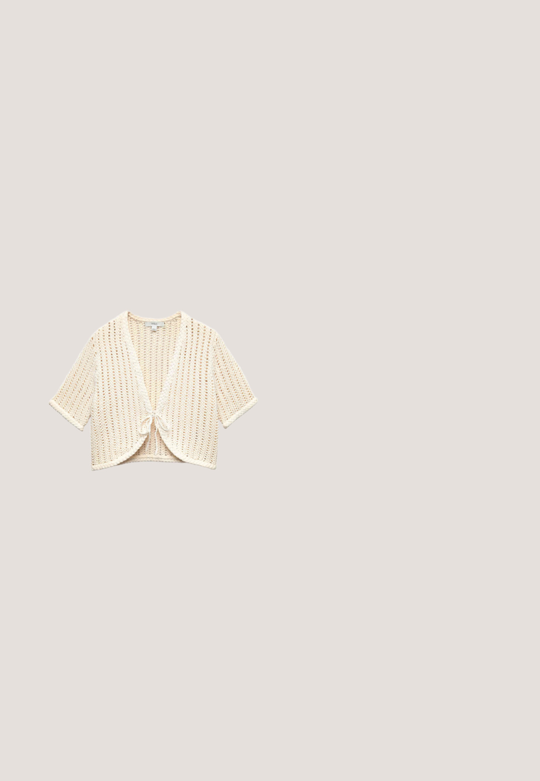 Kremfarvet kortærmet hæklet cardigan med åben front bundet med sløjfe, med et løst, luftigt strikkemønster.; Maxi kjole i lyseblå stof med blomsterprint, med flæser, korte ærmer og rund halsudskæring.; Brune læder ankelstøvler med en mandelformet tå, syning på overdelene og en lav blokhæl. Glat tekstur og et subtilt præget design.; Lyseblåt firkantet tørklæde med hvidt blomsterprint, tynd sort kant og teksten "kate spade new york" i nederste højre hjørne.; Rektangulær flettet stråtaske med langt flettet håndtag, lysebrune naturfibre og åben top.; Flettet tan ruskindsrem med hvide læderaccent og en sølvmetalknap. Har syet detaljer for sikker lukning.