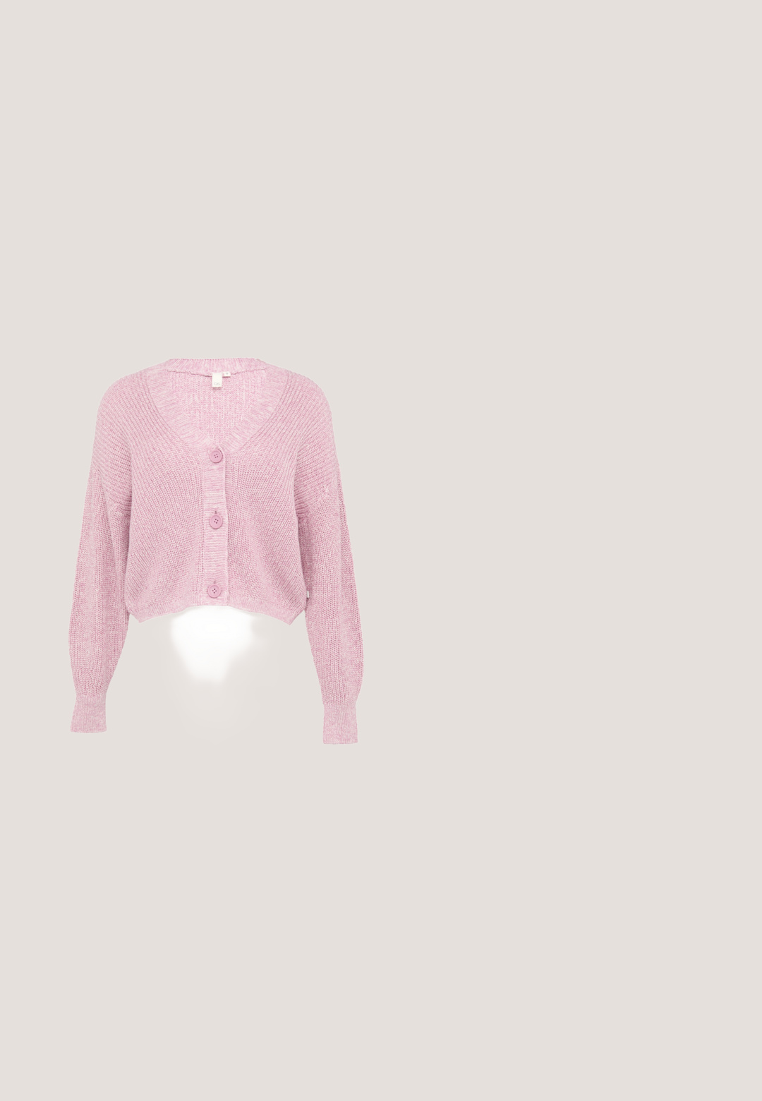 Cardigan court rose avec un col en V, des manches longues et un motif tricoté texturé, comportant quatre boutons à l'avant et des poignets côtelés.; T-shirt rose à manches courtes en tissu côtelé. Caractéristiques d'un col rond et d'une coupe ajustée. Étiquette visible sur le col.; Pantalon rose clair en tissu doux, avec une large ceinture élastique, une coupe à jambe droite, sans poches visibles ni motifs.; Baskets basses en daim rose avec des bandes blanches, semelle en gomme et languette marron au talon, vues de côté sur fond blanc.; Sac à bandoulière en cuir rose avec des fermetures éclair argentées et une longue bandoulière détachable enroulée à côté sur un fond blanc.; Collier avec perles rondes roses et translucides et une chaîne argentée réglable avec fermoir sur fond blanc.
