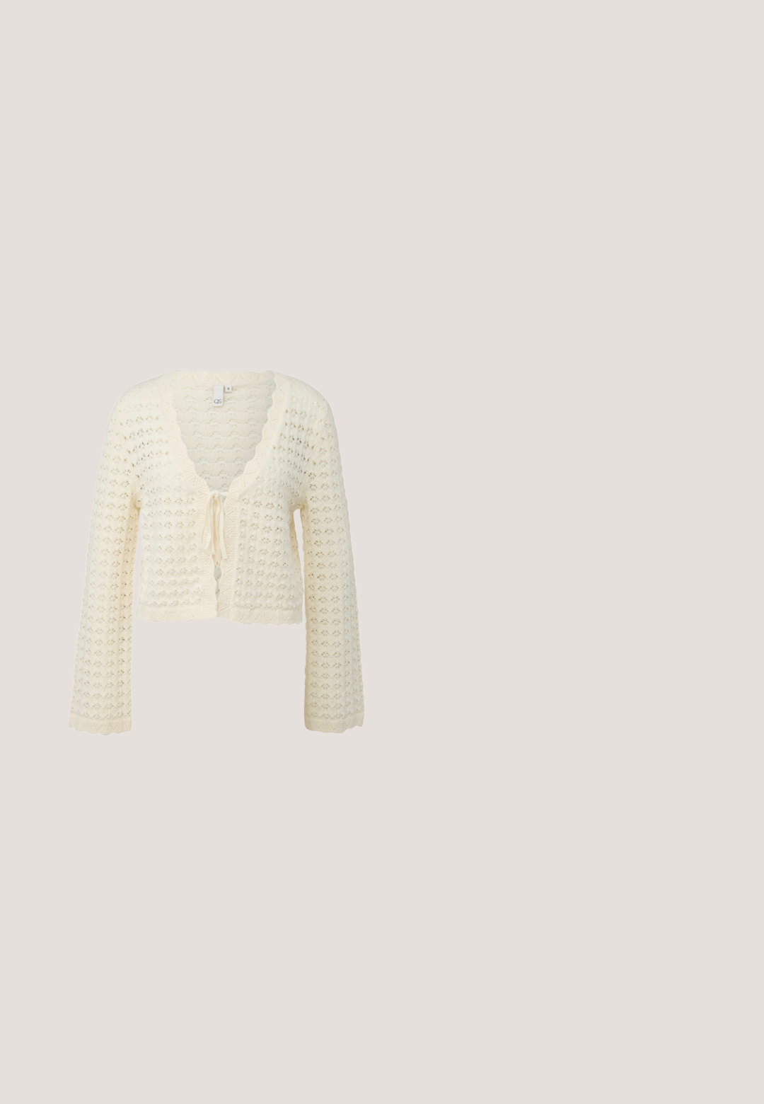 QS Vest - creme; Witte wikkeljurk met een textuurdesign, voorzien van dunne bandjes en een riem. De stof heeft ingewikkelde uitsnijdingen en een lange silhouet.; Bruine suède enkelboot met een spitse neus, decoratieve stiksels en een gestapelde hak. Heeft een zijlus voor gemakkelijk aan- en uitrekken.; Bruine geweven leren schoudertas met een ritsluiting, ronde vorm en een gevlochten schouderband. Voorzien van een klein, rechthoekig logoplaatje.; Dubbel-laagse gouden ketting met kleine kralen details, met een klein schelpje en een ronde, getextureerde hanger.; Geweven bruine leren riem met een ronde gouden gesp, met een gevlochten textuur en een gladde afwerking aan de binnenzijde.