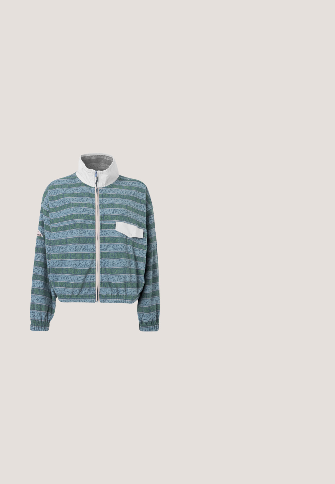 Kort jasje in lichtblauw en groen met een patroon, witte kraag, ritssluiting aan de voorkant en een borstzak aan de linkerkant. Gestructureerde stof.; Lichtblauw geribbeld tanktop met een ronde halslijn, voorzien van een witte "GAP" logo op de borst. Zacht materiaal, mouwloos ontwerp.; Donkerblauwe broek met rechte pijpen, een elastische tailleband en een trekkoord, voorzien van twee opgestikte zakken aan de voorkant.; Zwarte platform sneakers met een glad leren bovenwerk, ronde neus, gevlochten vetersluiting en een gemêleerde rubberen zool met geometrische accenten.; Blauwe canvas shopper met dubbele handvatten aan de bovenkant, zijzakken, afneembare schouderriem en een klein Calvin Klein-logo aan de voorkant.; Zilveren metalen hoepel oorbellen met rechthoekige stekertjes met een abstract uitsnijdontwerp, tentoongesteld op een witte achtergrond.