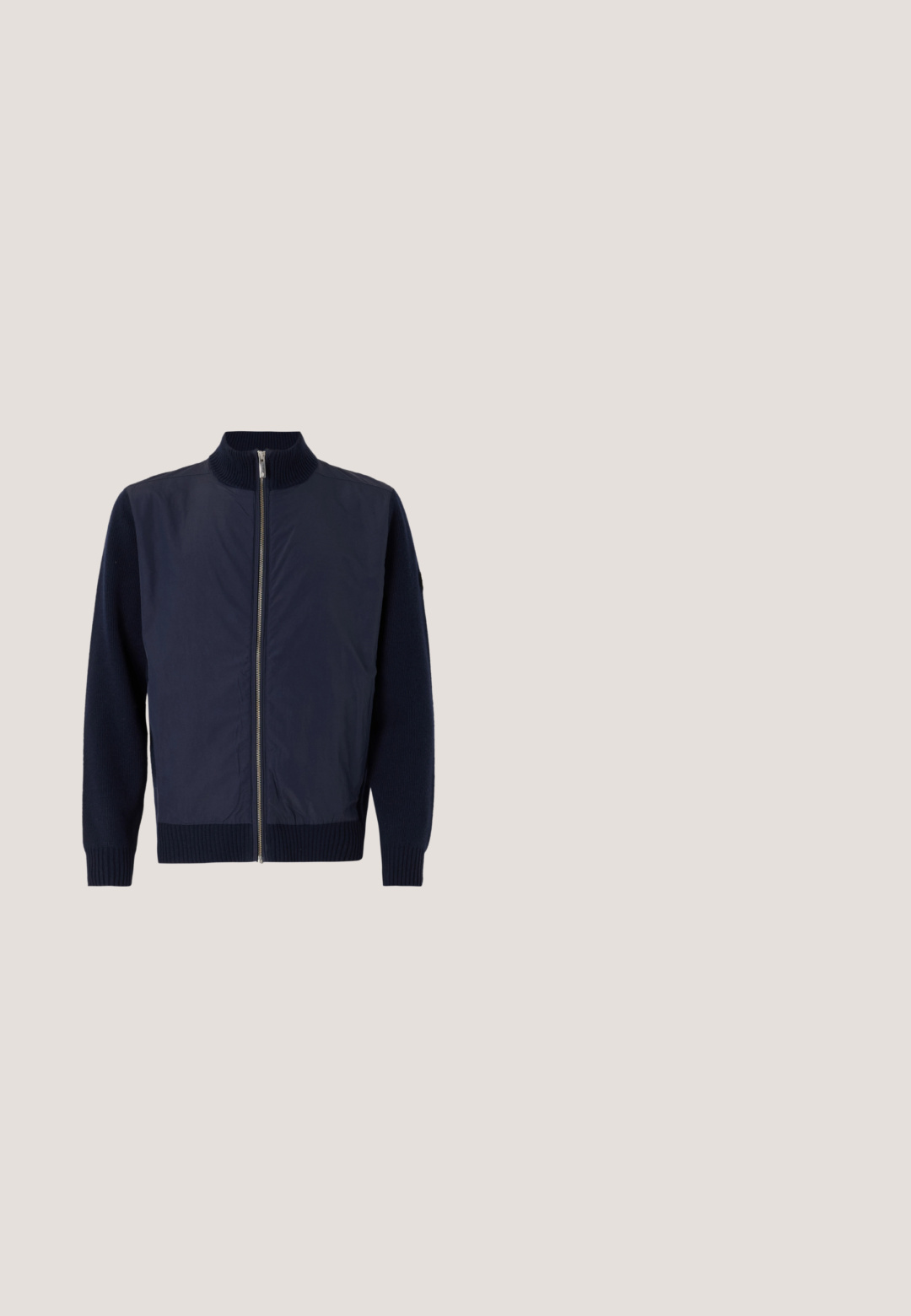Marineblaues Jacket mit Stehkragen, versehen mit einem Reißverschluss auf der Vorderseite, gestrickten Bündchen und kontrastierenden Wollsleeves für zusätzlichen Textur.; Blaues Langarmhemd aus Baumwolle, mit durchgehender Knopfleiste, klassischem Kragen und dezentem Logo-Stick auf der Brust.; Dunkelblaue Slim-Fit-Jeans aus Denim mit Front- und Münztaschen, Knopfverschluss und dezenten Ausbleichungen auf den Oberschenkeln.; Schwarzer Leder-Schnürschuh mit texturierter Vorderseite, schwebend über beigem Teppich in einem modernen Raum mit bernsteinfarbenen Möbeln.; Schwarze Aviator-Sonnenbrille mit dunklen, verlaufenden Gläsern und Metallbrücke auf einfachem, hellem Hintergrund.; Schwarzer Ledergürtel mit einer eleganten, glatten Textur, ausgestattet mit einer silbernen Metallschnalle und dezenten Branding-Elementen.