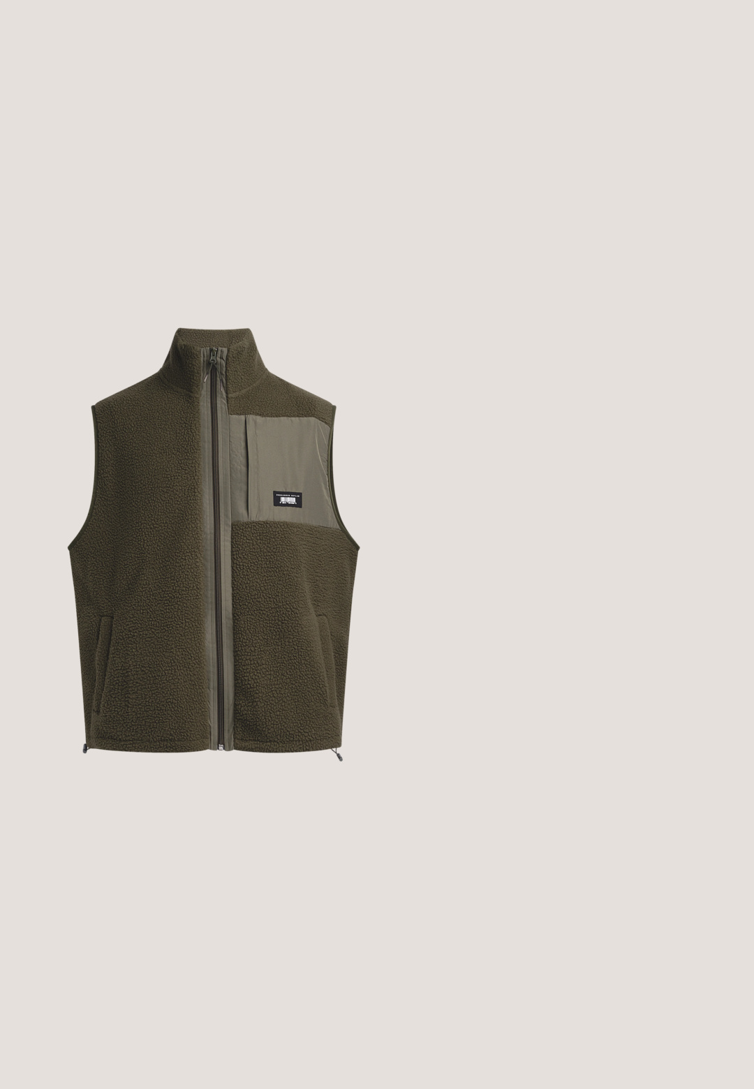 Gilet en polaire de couleur vert olive foncé avec un col haut, fermeture éclair et poche sur la poitrine gauche. Il présente un tissu texturé et des poches latérales.; T-shirt en coton blanc à manches courtes, col rond, avec une impression verte sur la poitrine gauche indiquant "The Milliger Herald" et "MCHLXXXV."; Shorts en coton bleu sarcelle longueur genou avec ceinture élastique et cordon de serrage, poches latérales, et petit logo brodé jaune sur la jambe gauche.; Chaussure de sport noire avec accents blancs, présentant un dessus texturé, un design incurvé et une semelle en caoutchouc avec des crampons proéminents pour une bonne traction.; Sac fourre-tout en toile marron avec des poignées en similicuir beige, un fond bleu marine et un patch logo à l'avant. Dispose de deux options de portage : une sangle courte et une sangle réglable.; Bracelet en chaîne argentée avec des maillons ovales et un fermoir cylindrique présentant un petit détail rouge, blanc et noir sur un fond clair.