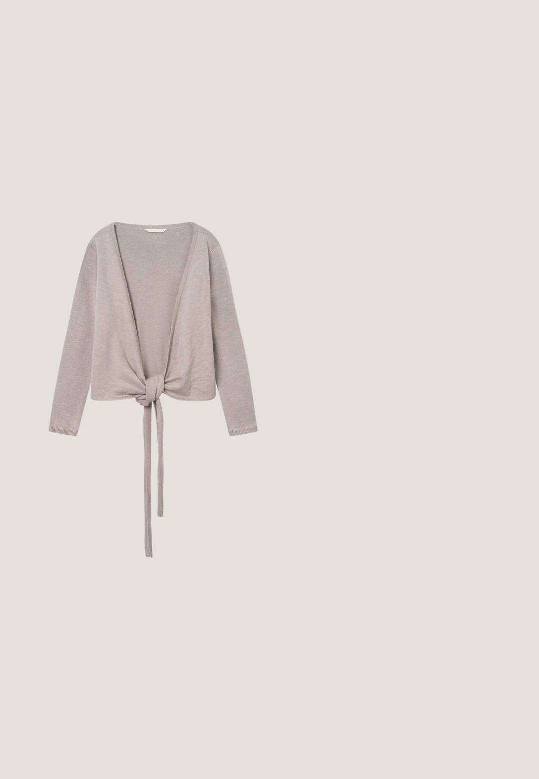Lys grå cardigan med knyt foran, lange ærmer, dyb V-udskæring og ribstrik ved håndleddene. Blødt strikkemateriale med en glat overflade.; Blød lyserød blonderbralette med blomsterprint og justerbare tynde skulderstropper på en ensfarvet lys baggrund.; Cremefarvet blyantskirt i blonde med blomsterapplikationer. Designet er tætsiddende, med en glat tekstur og detaljerede udsmykninger.; Ballet flade sko i lys pink syntetisk materiale med en rund tå, der har en lille sløjfedetalje og en fleksibel sål.; Lyserød læder crossbody taske med guldkæde stropp og rektangulært guldspænde på hvid baggrund.; Lyseblåt polkaprikstofkrave med flæser og en bundet sløjfe foran, designet som et dekorativt halsaccessory.