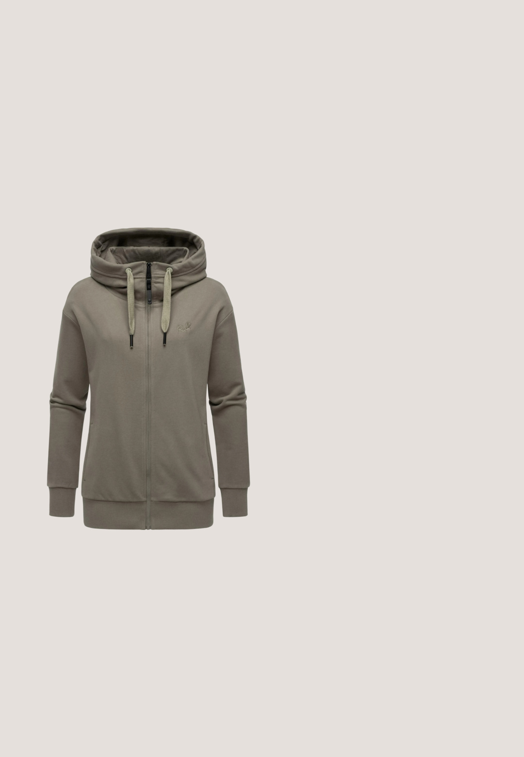 Hooded zip-up sweatshirt in gedempt olijfgroen, gemaakt van zachte stof met verstelbare trekkoorden, voorkruimelpockets en ribbelboorden en -onderrand.; Beige geribde crop top met een ronde halslijn en mouwloos ontwerp. Heeft een effen textuur en een discrete merklabel binnenin de hals.; Beige wijde broek van zacht materiaal, met een elastische tailleband en een trekkoord, en twee verticale naden op elk been.; Witte platformsneaker met vetersteek aan de voorkant, gouden stoffen accent op de tong en metalen detail op de hiel tegen een effen witte achtergrond.; Taupe suède schoudertas met diamantvormig geperforeerd patroon en afneembare riem opgerold ernaast.; Zilveren creolen met een gedraaid ontwerp, voorzien van een spiraalvormig hangertje aan elke oorbel. Gladde metalen textuur met een glanzende afwerking.