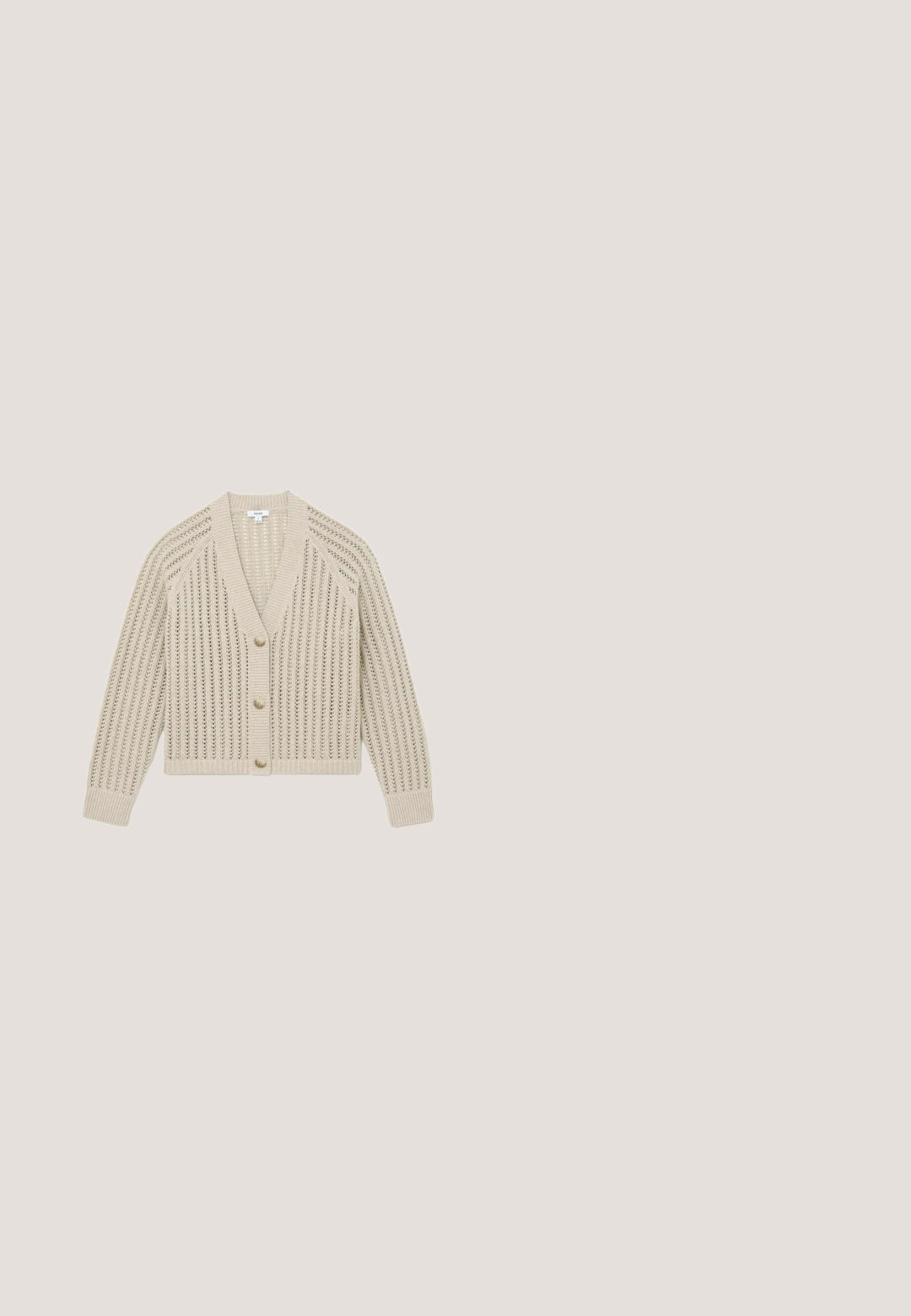 Cardigan beige en maille avec motif ajouré, manches longues, poignets et ourlet côtelés, et trois boutons ronds sur le devant.; Chemise blanche à manches courtes avec un motif texturé, dotée d'un col et de cinq boutons. Le tissu a une apparence légère.; Tissu texturé beige clair avec un motif tissé, présentant des variations subtiles de couleur et de détail de surface. Texture douce et lisse dans l'ensemble.; Sandale plate marron avec fines lanières, anneau d’orteil avec un accent doré, boucle ajustable à la cheville et semelle noire.; Sac à bandoulière en cuir crème et marron foncé avec rabat incurvé et sangle noire ajustable sur fond blanc.; Ceinture en cuir marron tressé avec une boucle en métal doré et des extrémités en cuir cousues, enroulée sur un fond blanc.