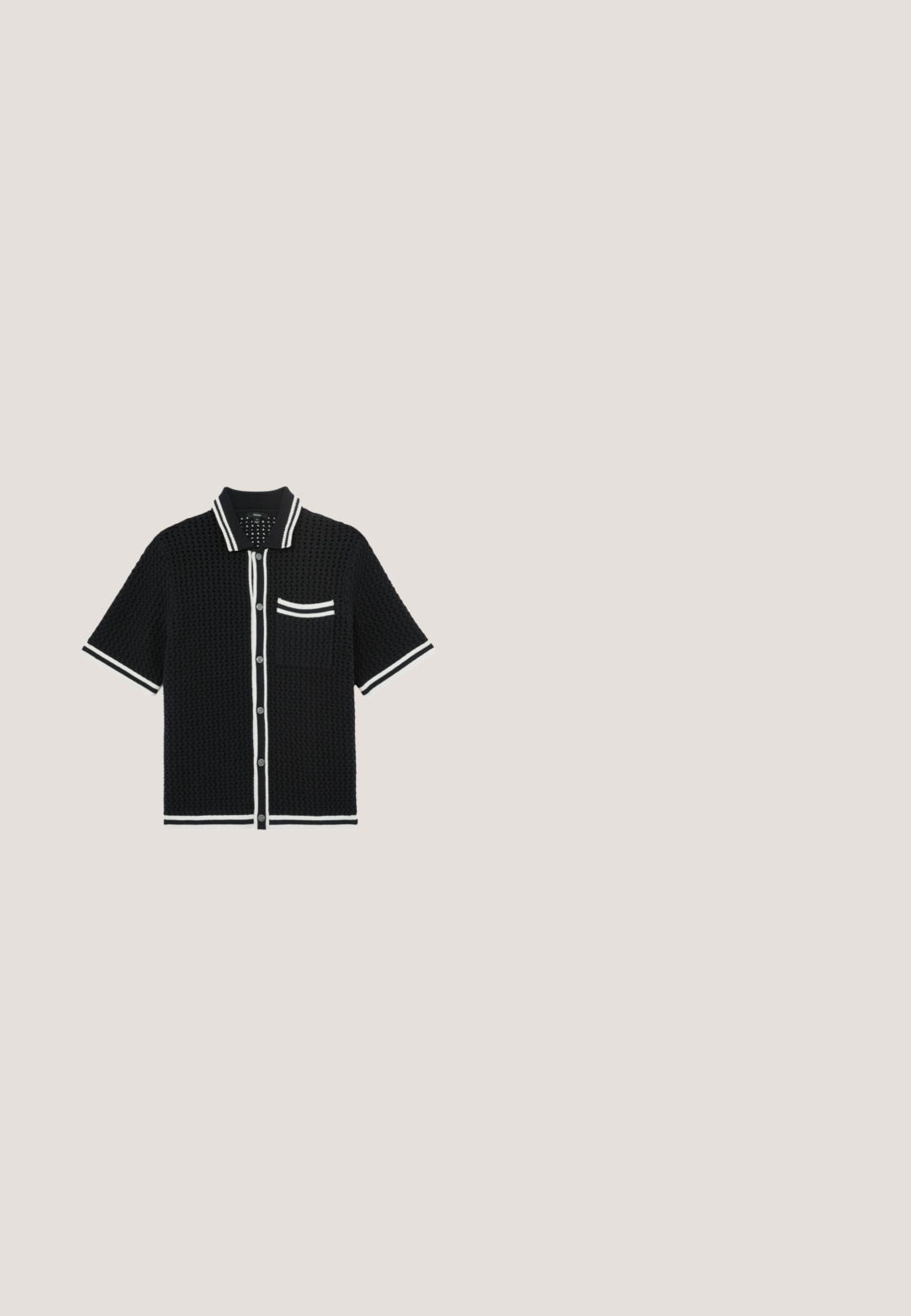 Zwart kortemouwen getextureerde gebreide cardigan met witte bies op de kraag, knopenbies, mouwboorden, zoom en borstzak.; Zwart tanktop met een gestructureerd patroon van rasterachtige vormen. Ronde halslijn en mouwloos ontwerp, gemaakt van lichtgewicht stof.; Zwart-witte zigzag gebreide shorts met een elastische tailleband en zwarte aantrekkoorden aan de voorkant.; Zwarte flip-flops gemaakt van glad materiaal, met een tanga-stijl band, een gestructureerde voetbed en een geperst logo op de zool.; Zwarte rechthoekige zonnebril met licht schuine hoeken en getinte glazen op een witte ondergrond geplaatst.; Zwart leren rechthoekige toilettas met bovenste ritssluiting, weergegeven op een witte achtergrond.