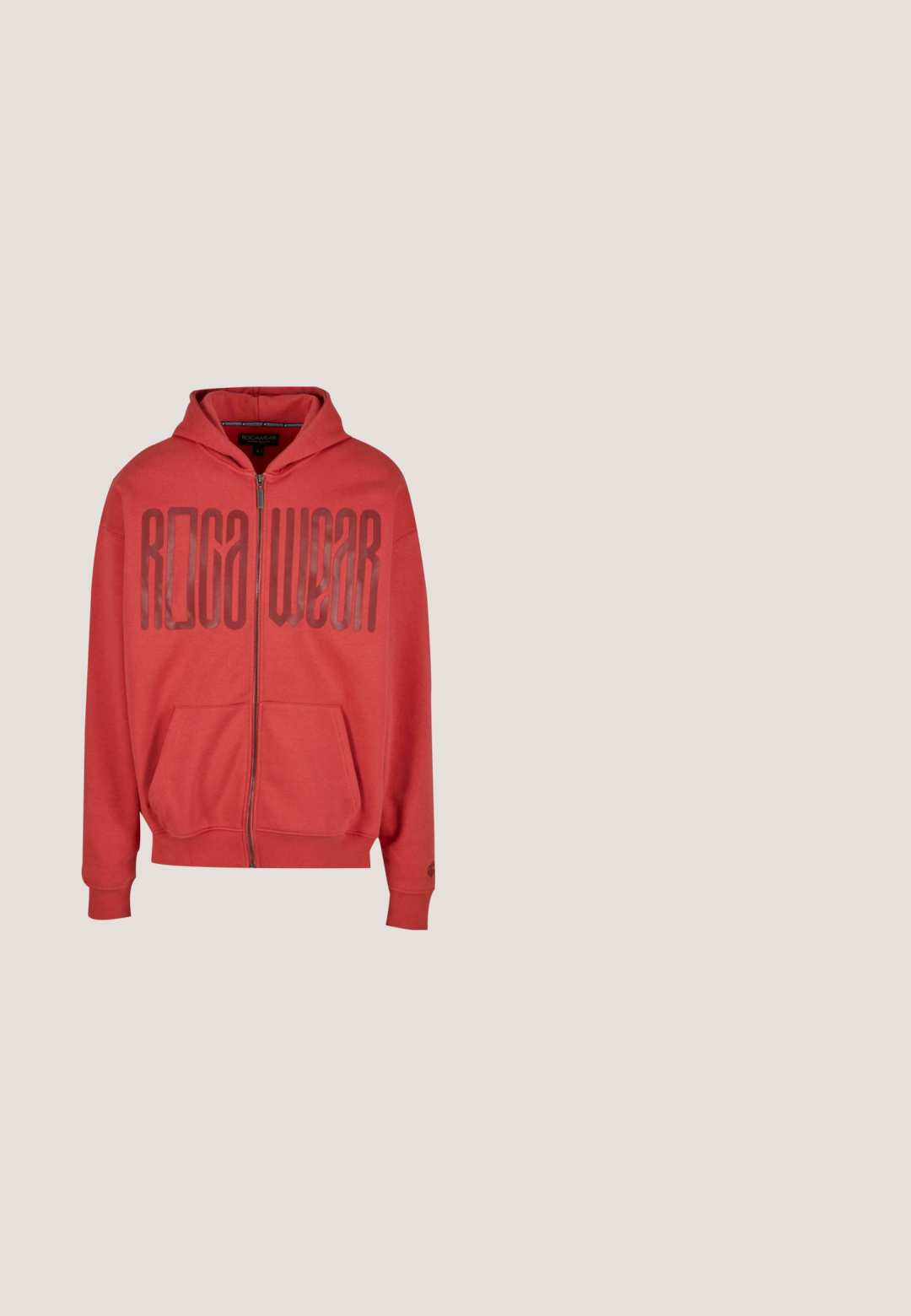 Rød zip-up hoodie med en snoretrækshætte, frontlommer og et stort "ROCA WEAR" grafik i en mørkere nuance foran.; Sort t-shirt med korte ærmer og rund hals, løs pasform, vist fladt på en hvid baggrund.; Lysegrå atletiske shorts lavet af blødt stof, med en elastisk talje og snoretræk til justerbar pasform samt to sidelommer.; Hvid og grå Nike løbesko med røde accenter og sorte snørebånd, ophængt over grå beton-trin.; Klare, oversized solbriller med mørke linser, der har en kraftig rektangulær stel og strukturerede stangsnehverv. Fremstillet af transparent kunststof.; Digitalur med sort harvesinisk case og rem, belyst LCD-display, vandtæt op til 100 m og flere alarmfunktioner.