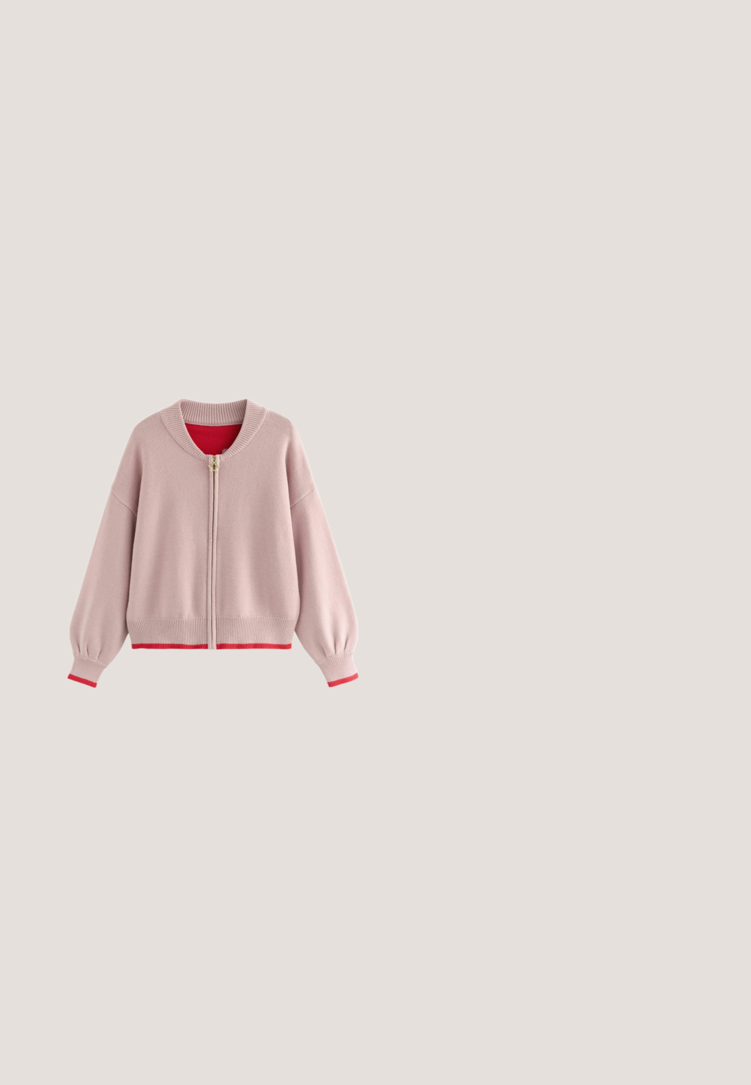 Fleece cardigan i lyserød med en guldravis, ribbede manchetter og kant. Indvendigt har den et klart rødt stof. Løs pasform og rund halsudskæring.; Lyse ferskenfarvet ribstrikket t-shirt med korte ærmer. Har en bølget halsudskæring og ærmekanter. Fremstillet af elastisk stof.; Lyserøde bukser med lige ben, forlommer og møntlomme, foran lynlås og dobbelt knaplukning.; Lyserøde lærredssko med en blød overflade, der har snørebåndsdesign og en gummisål. Dekorative detaljer og tre striber på siden.; Lille lavendel crossbodytaske med rødt og pink blomstermønster og bærmotiver, justerbar rem og guldfarvet ring-lynlås.; Fin guldkædearmbånd med et lille glat hjertevedhæng og justerbar lukning med ekstra led.