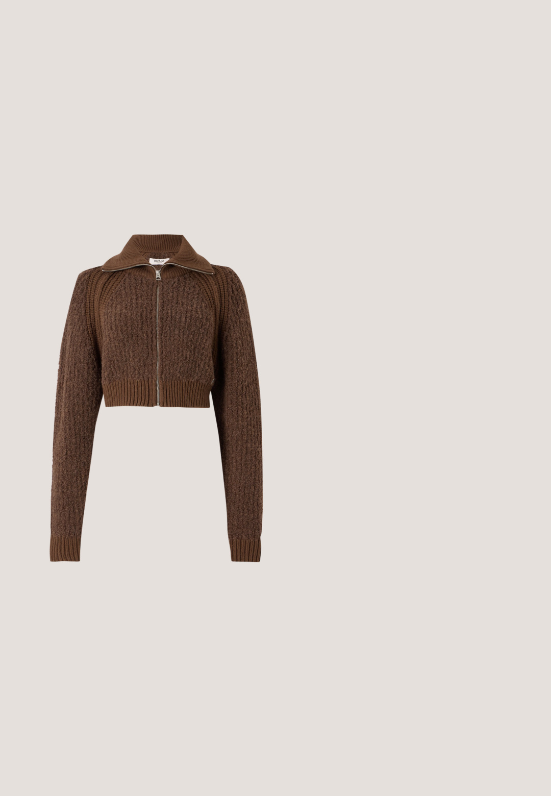 Replay CROPPED ZIP - Ζακέτα - wood; Λευκό βαμβακερό αμάνικο τοπ με φαρδιά στρογγυλή λαιμόκοψη και ίσια ραφή, απεικονισμένο επίπεδα σε λευκό φόντο.; Μπεζ cargo παντελόνια με ίσια, φαρδιά γραμμή, διαθέτοντας τσέπες στο πλάι και κλείσιμο με κουμπί, κατασκευασμένα από ανθεκτικό βαμβακερό υλικό.; Μαύρη δερμάτινη μπότες μέχρι τη μέση του μοσχαριού με χοντρή σόλα, μεταλλική αγκράφα κοντά στην κορυφή και λουράκι με λεπτομέρεια δακτυλίου πάνω από τον αστράγαλο, σε πλακόστρωτη επιφάνεια.; Καφέ σκελετός γυαλιών σε ορθογώνιο σχήμα με γυαλιστερή φινίρισμα, διαθέτει λεπτά μπράτσα και διαφανείς φακούς. Το λογότυπο είναι ορατό στο αριστερό τιράντα.; Καφέ δερμάτινη τσάντα ώμου με καμπύλη μορφή, που διαθέτει έντονη διάκοσμηση από κούμπωμα, αντίθετη ραφή και μία μόνο λουρί ώμου.