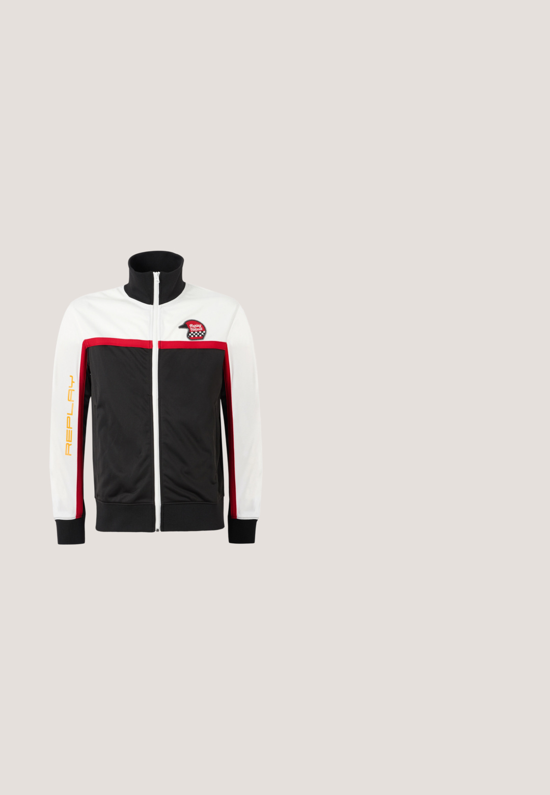 Veste zippée noire et blanche avec des accents rouges. Elle possède un col montant, des panneaux latéraux et un patch "Replay Helmet" sur la poitrine.; T-shirt noir à manches courtes avec col rond rouge, rayures rouges horizontales sur la poitrine et lettrage "HUGO" au-dessus des rayures.; Pantalon de survêtement noir avec taille et poignets élastiques, avec des bandes rouges traversant les genoux ornées de grandes lettres blanches "GCDS".; Baskets montantes avec une tige en toile blanche, des accents en caoutchouc rouge et un détail d'ourlet effiloché, avec des œillets en argent et une semelle texturée.; Lunettes de soleil enveloppantes noires avec verres teintés foncés et branches fines reposant sur une surface blanche.; Sac bandoulière rectangulaire noir avec bandoulière réglable et grandes lettres rouges en contour "GCDS" sur le devant.