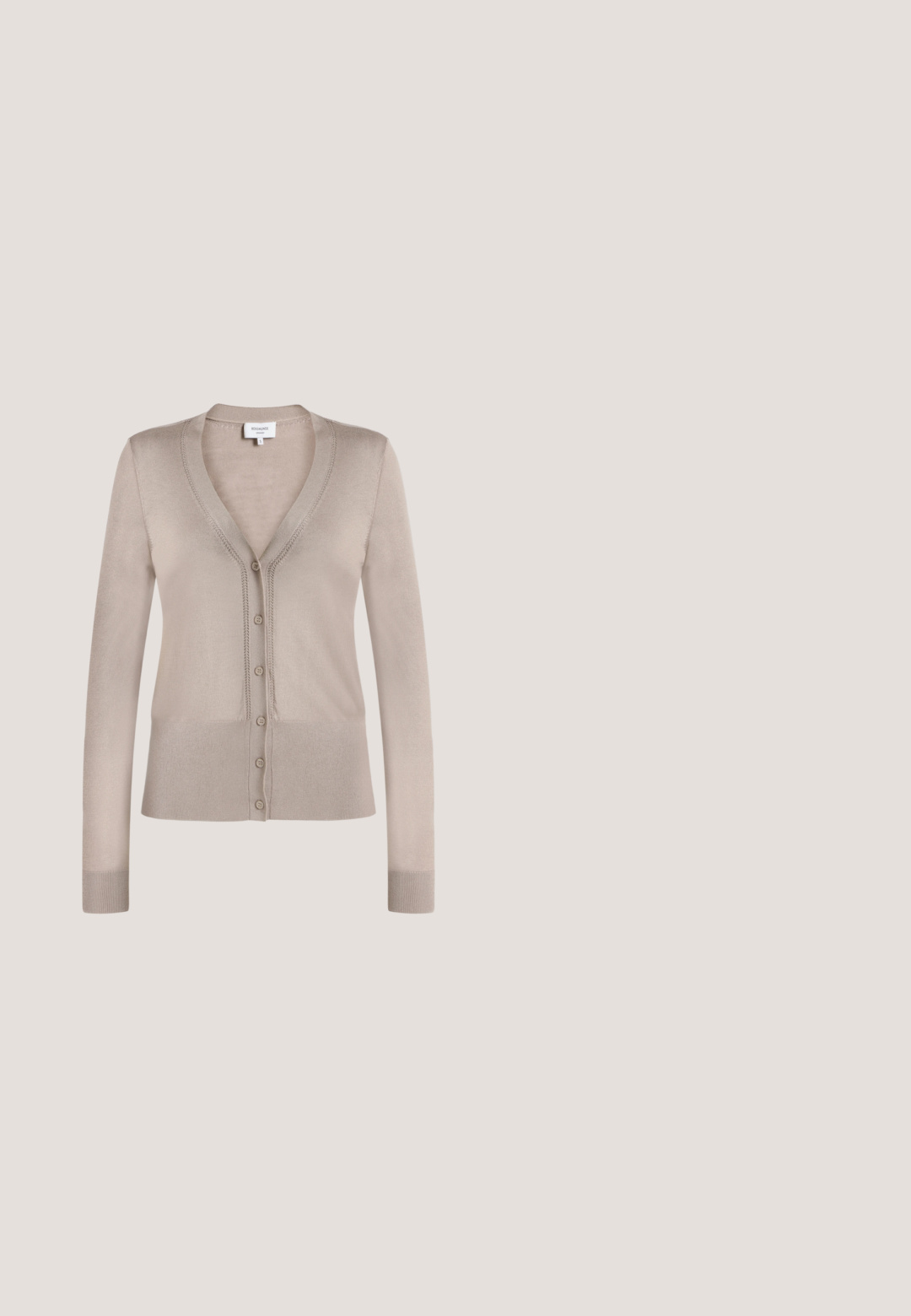 Cardigan beige à manches longues avec col en V, fermeture boutonnée devant, poignets et bord-côte à la base, présenté sur fond blanc.; Débardeur en tissu côtelé noir avec larges bretelles et encolure dégagée, étiquette de la marque "DRYKORN" à l'intérieur du col au dos.; Jean en denim bleu taille haute avec jambes évasées, double boutonnière devant, poches avant et arrière, et délavage aux cuisses et aux parties basses des jambes.; Chaussure noire à talon haut avec bout pointu et logo doré, posée sur une surface réfléchissante près d'un organiseur de dossiers en fil chromé contenant des documents.; Sac à main en cuir noir avec deux anses allongées, fermeture éclair et forme arrondie ; texture lisse avec une finition légèrement brillante.; Ceinture en cuir noir enroulée avec une boucle ovale allongée brillante en or sur un fond blanc.